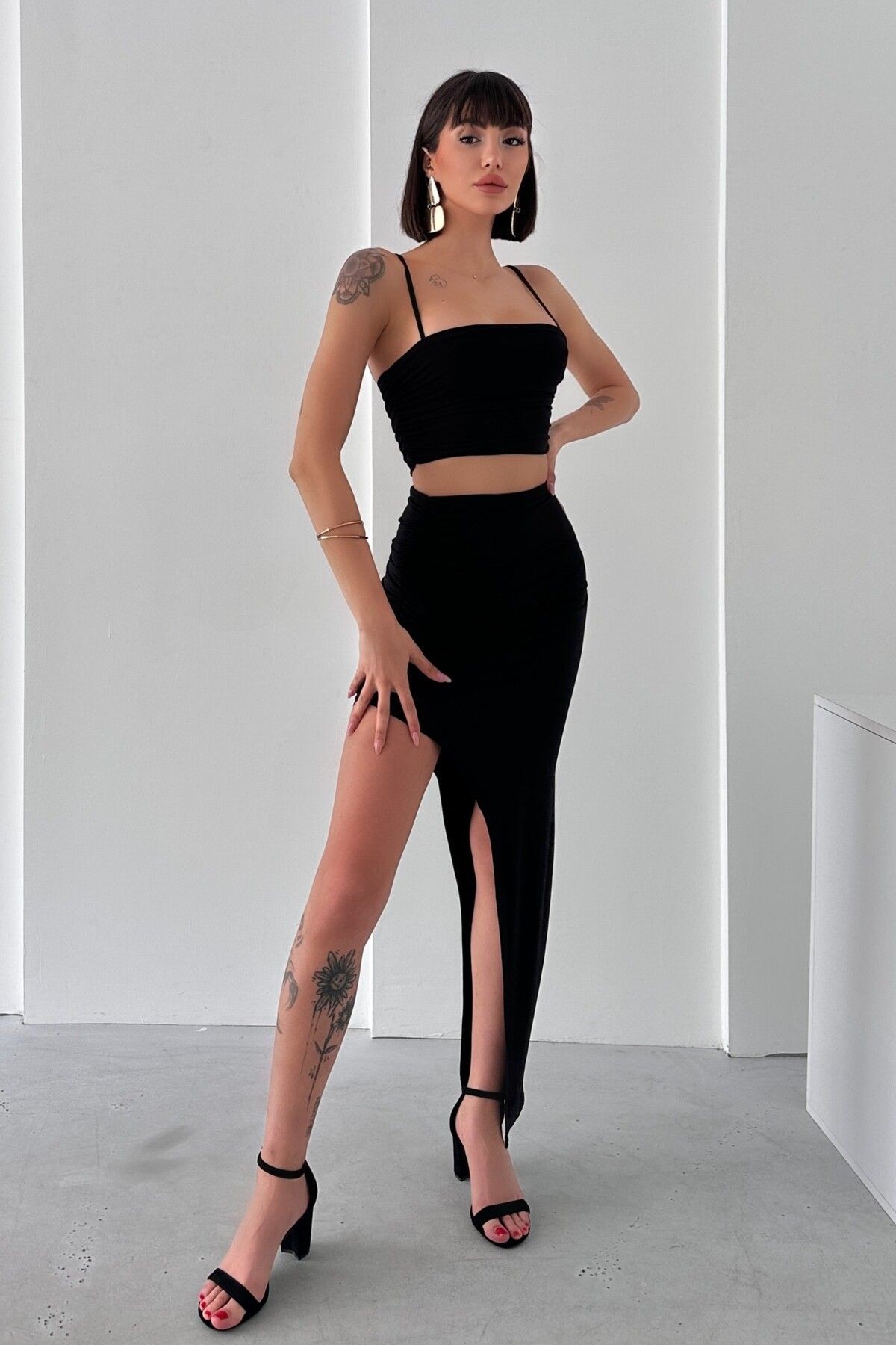 ASKILI CROP , YIRTMAÇLI ETEK SANDY DRAPELİ TAKIM