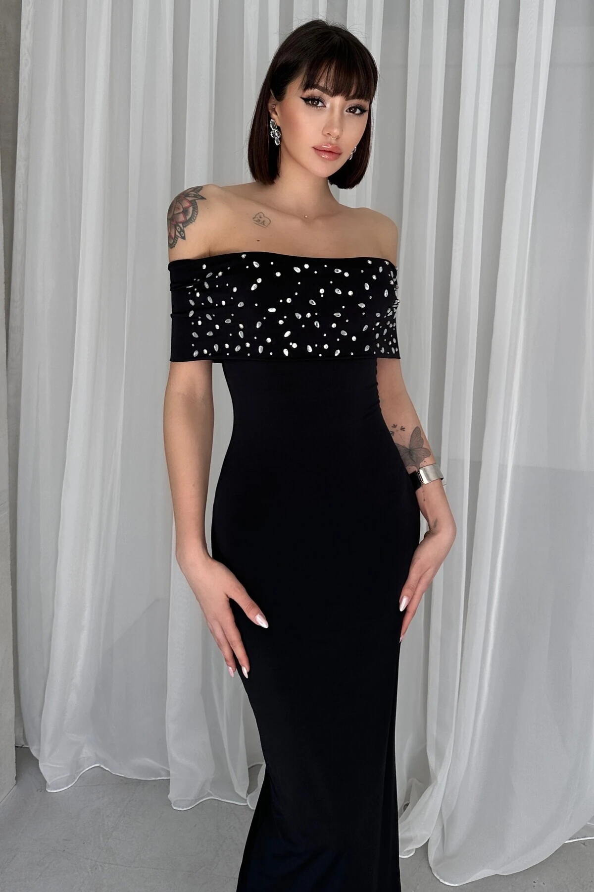 SCARLET MADONNA YAKA TAŞ DETAYLI SANDY ELBİSE