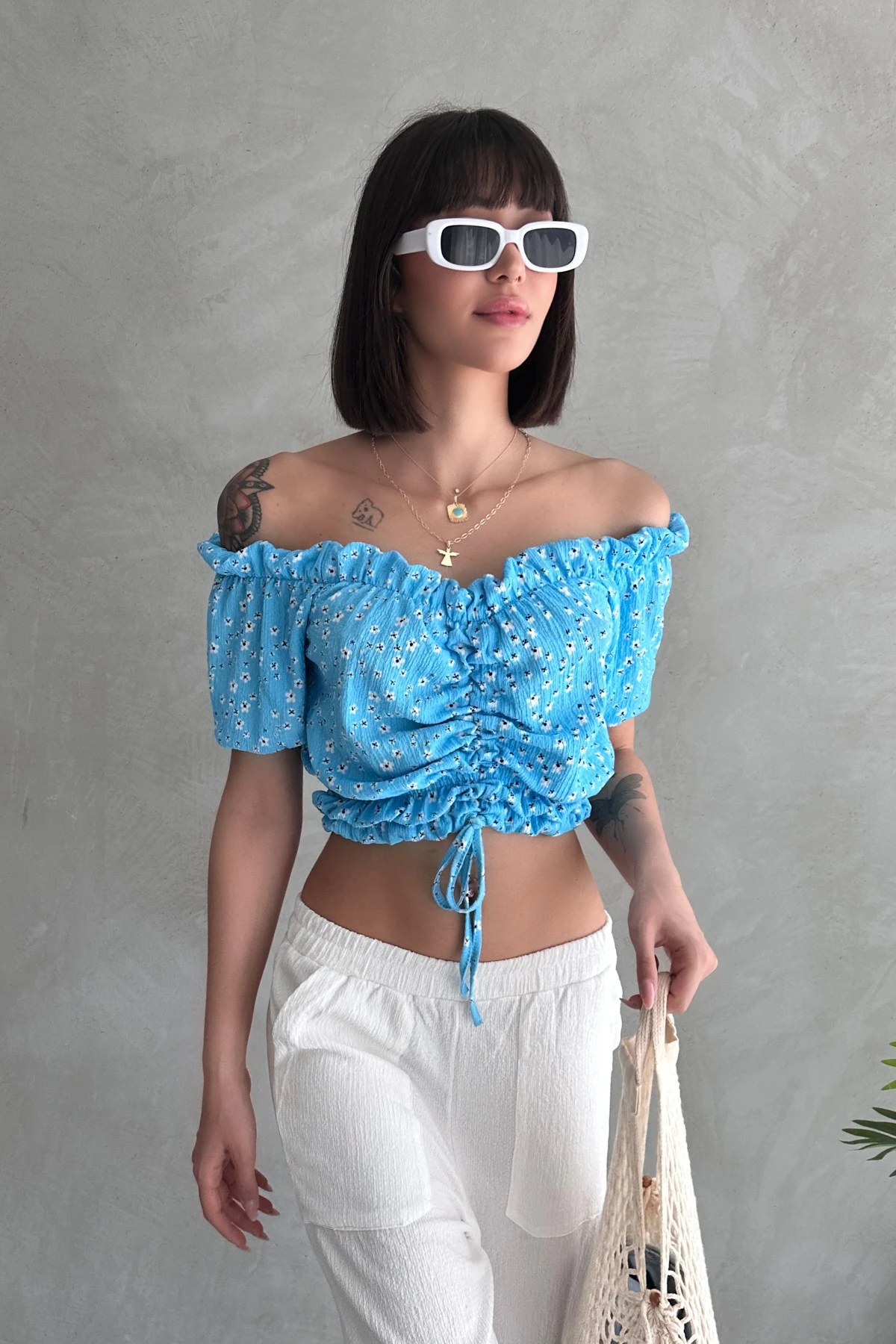 YAZLIK ÇİÇEK DESENLİ MADONNA YAKA ÖNDEN BÜZGÜLÜ BÜRÜMCÜK BLUZ