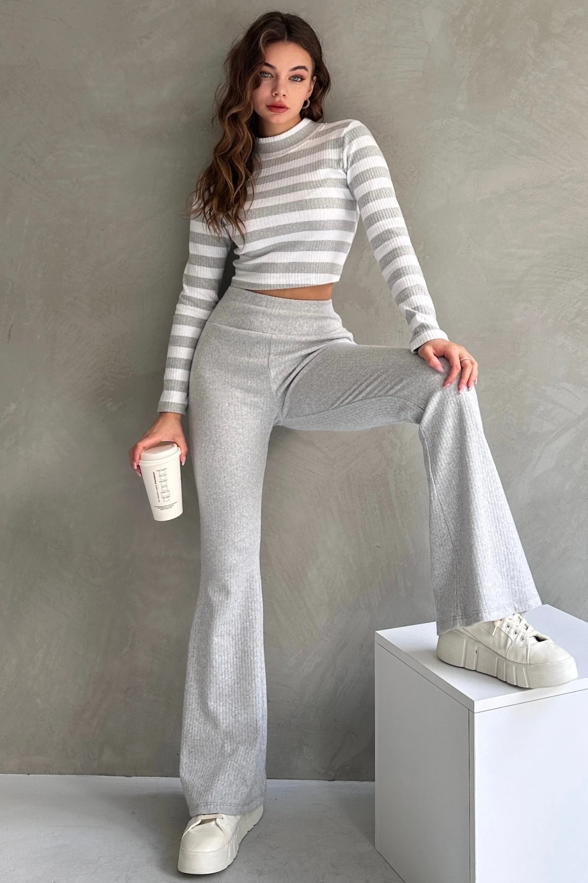 BALIKÇI YAKA ŞARDONLU UZUN KOL ÇİZGİLİ CROP BODY İSPANYOL PAÇA TAYT TAKIM