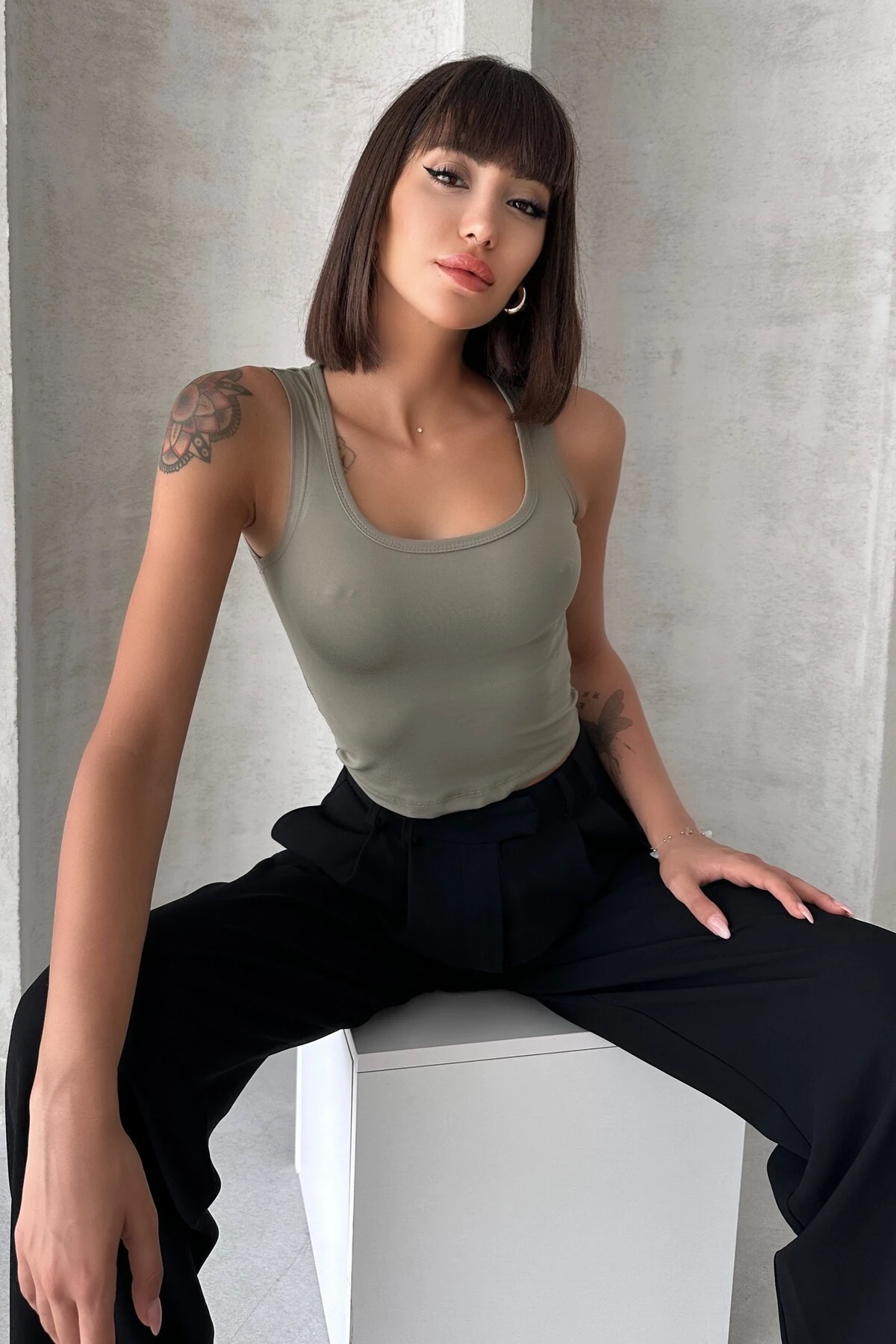 MODAL KUMAŞ U YAKA KALIN ASKILI SIRTI KAPALI CROP BODY - haki̇