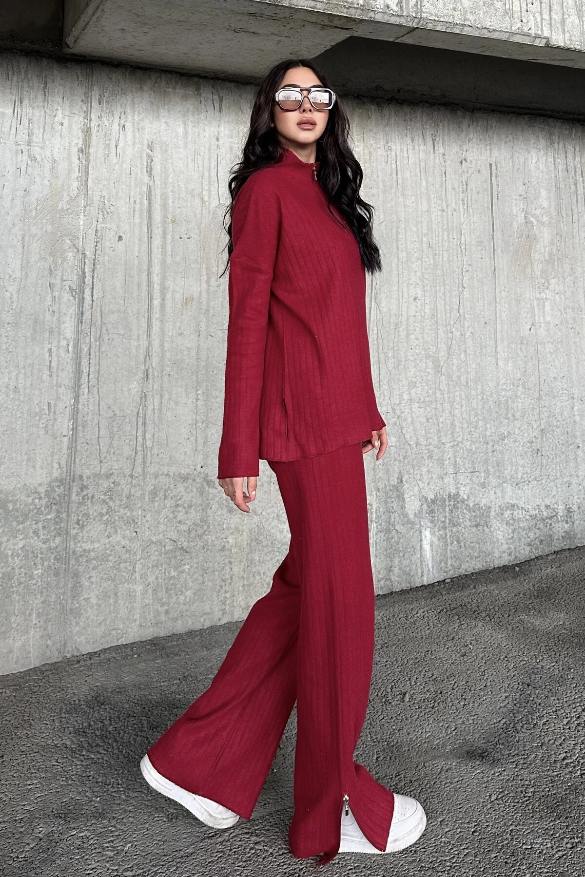 FERMUARLI YAKA UZUN KOL BLUZ, PAÇASI YIRTMAÇLI YANLARDAN FERMUARLI PANTOLON TAKIM