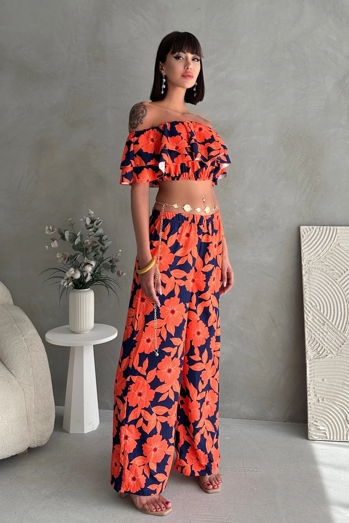 ÇİÇEK DESENLİ MADONNA YAKA CROP, BELİ LASTİKLİ PANTOLON TAKIM