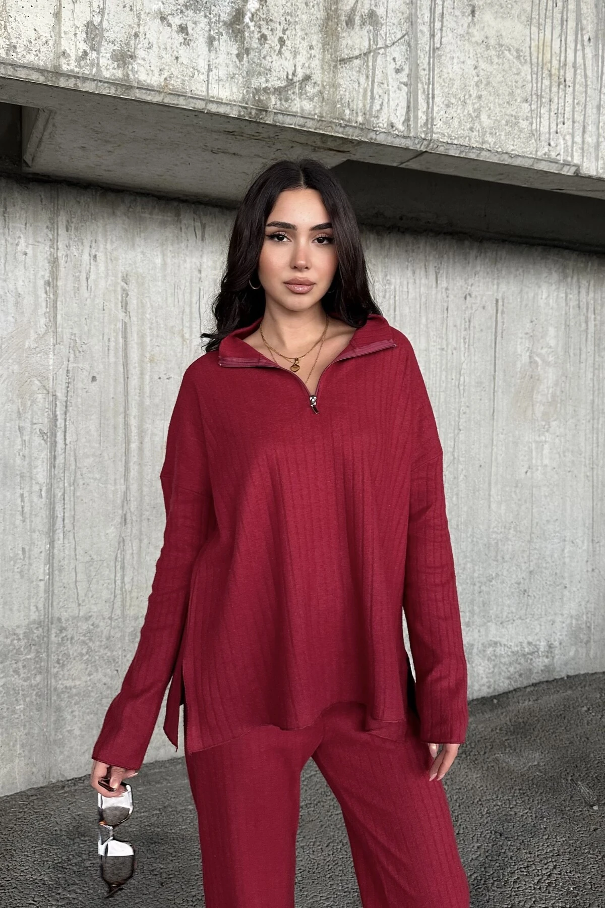 FERMUARLI YAKA UZUN KOL BLUZ, PAÇASI YIRTMAÇLI YANLARDAN FERMUARLI PANTOLON TAKIM