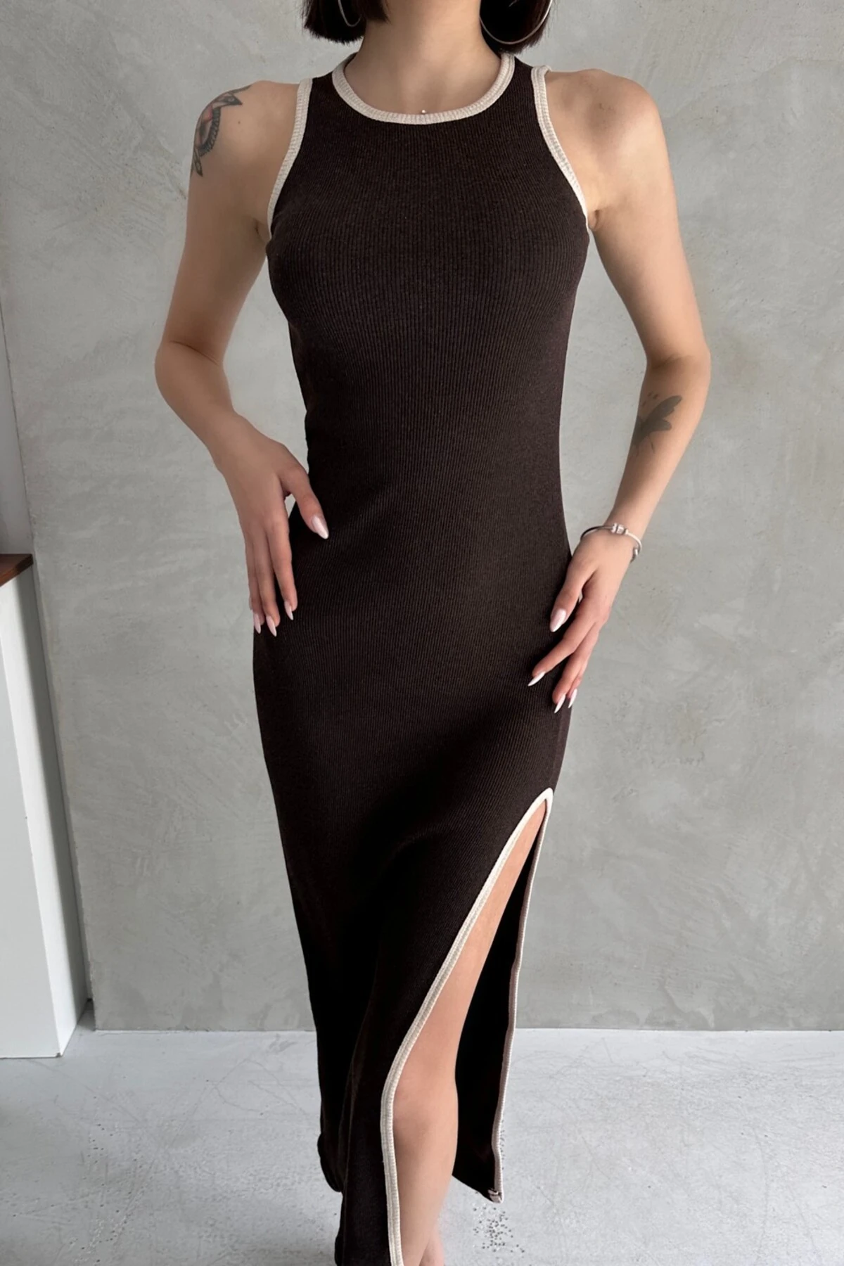 ZIT BİYE DETAYLI YIRTMAÇLI UZUN ELBİSE