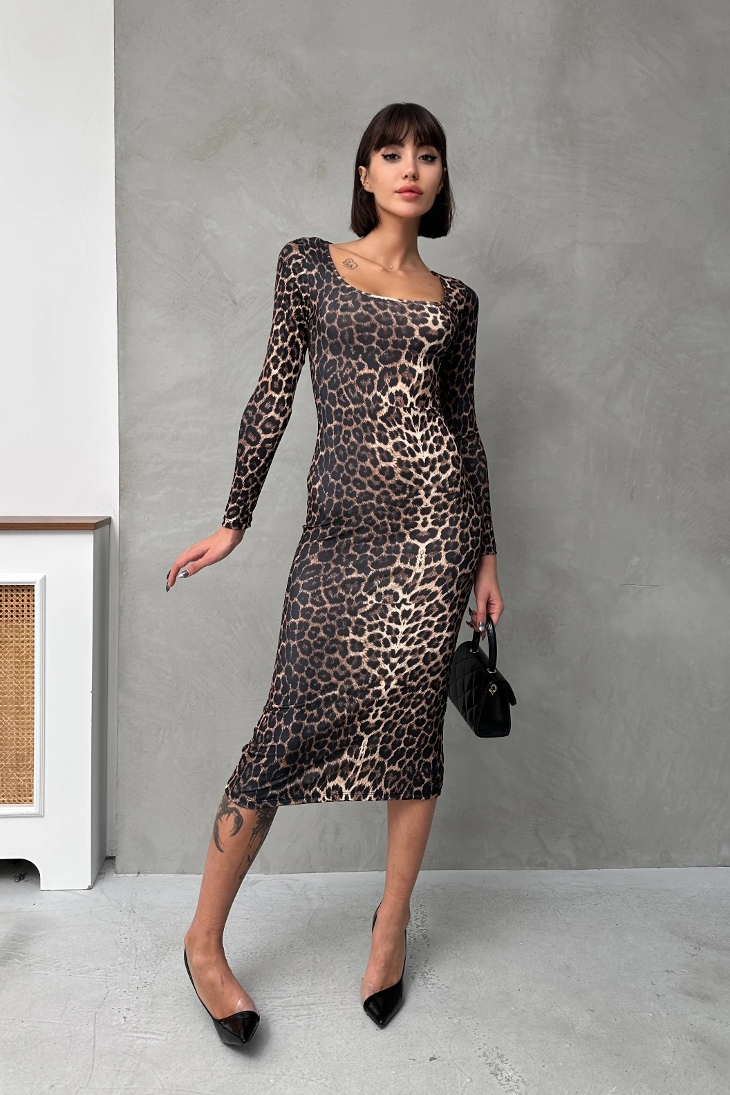 KARE YAKA LEOPAR DESENLİ MİDİ ELBİSE