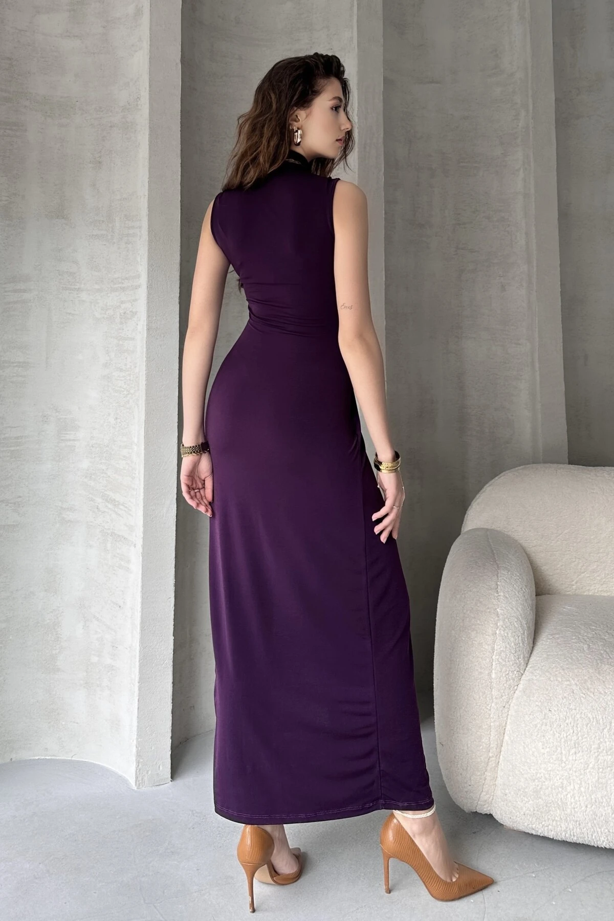 DİK YAKA KOLSUZ YIRTMAÇLI SANDY ELBİSE