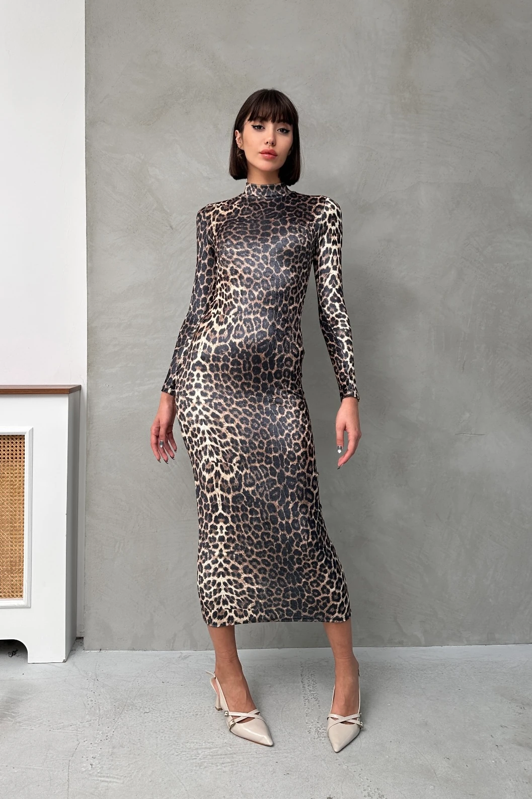 DİK YAKA LEOPAR DESENLİ KADİFE DOKULU ELBİSE
