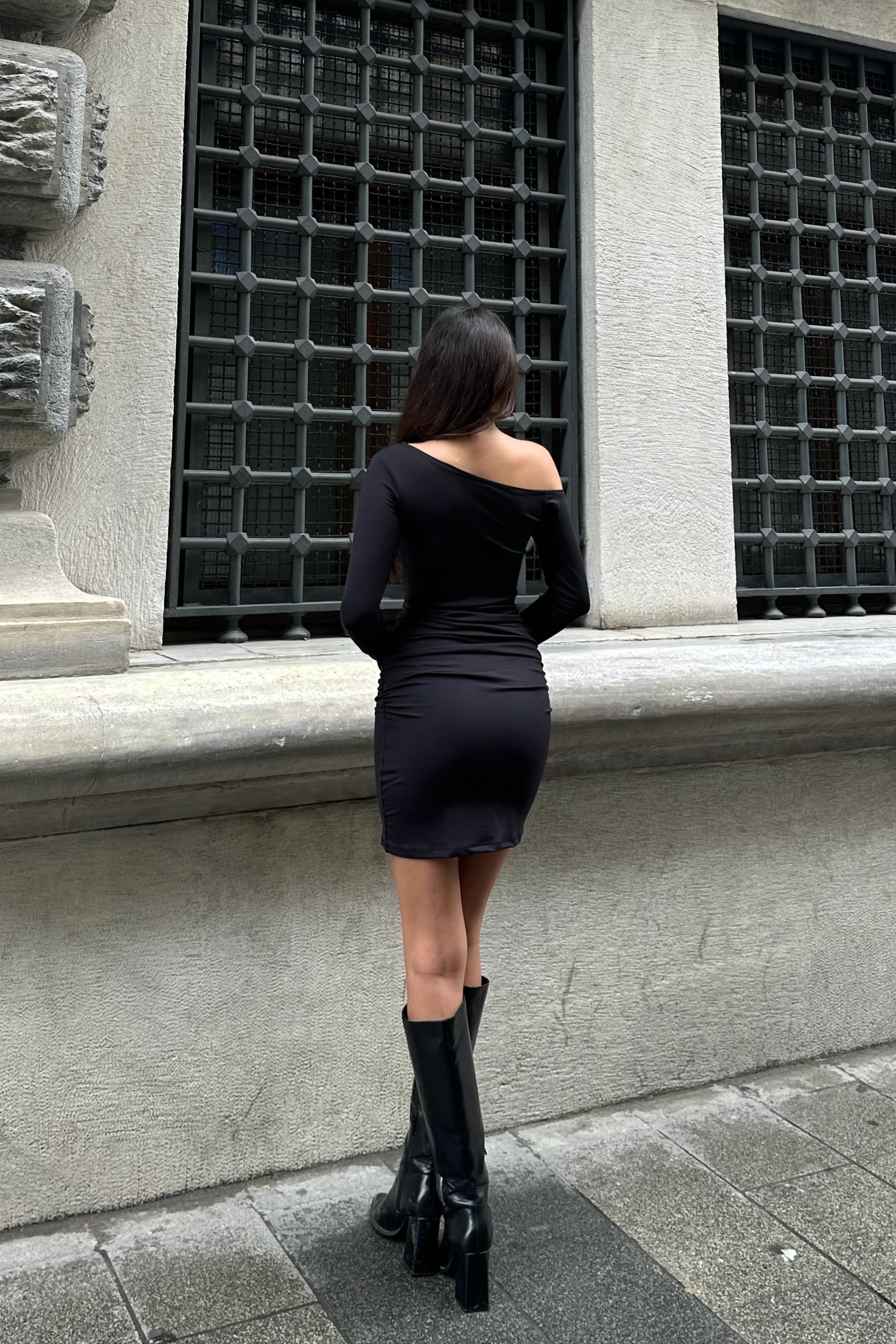 METAL HALKA DETAYLI, YANDAN BÜZGÜLÜ ASİMETRİK ELBİSE