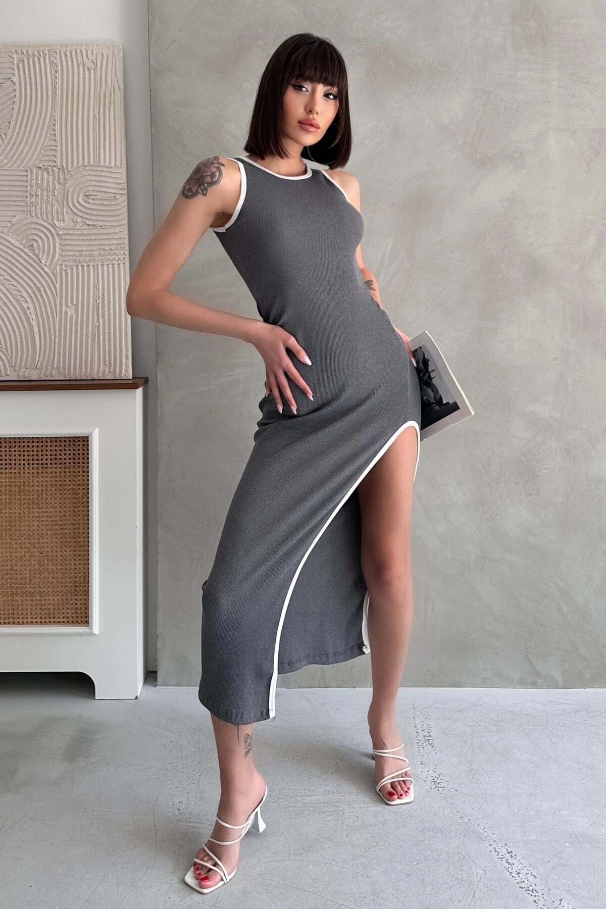 ZIT BİYE DETAYLI YIRTMAÇLI UZUN ELBİSE - füme