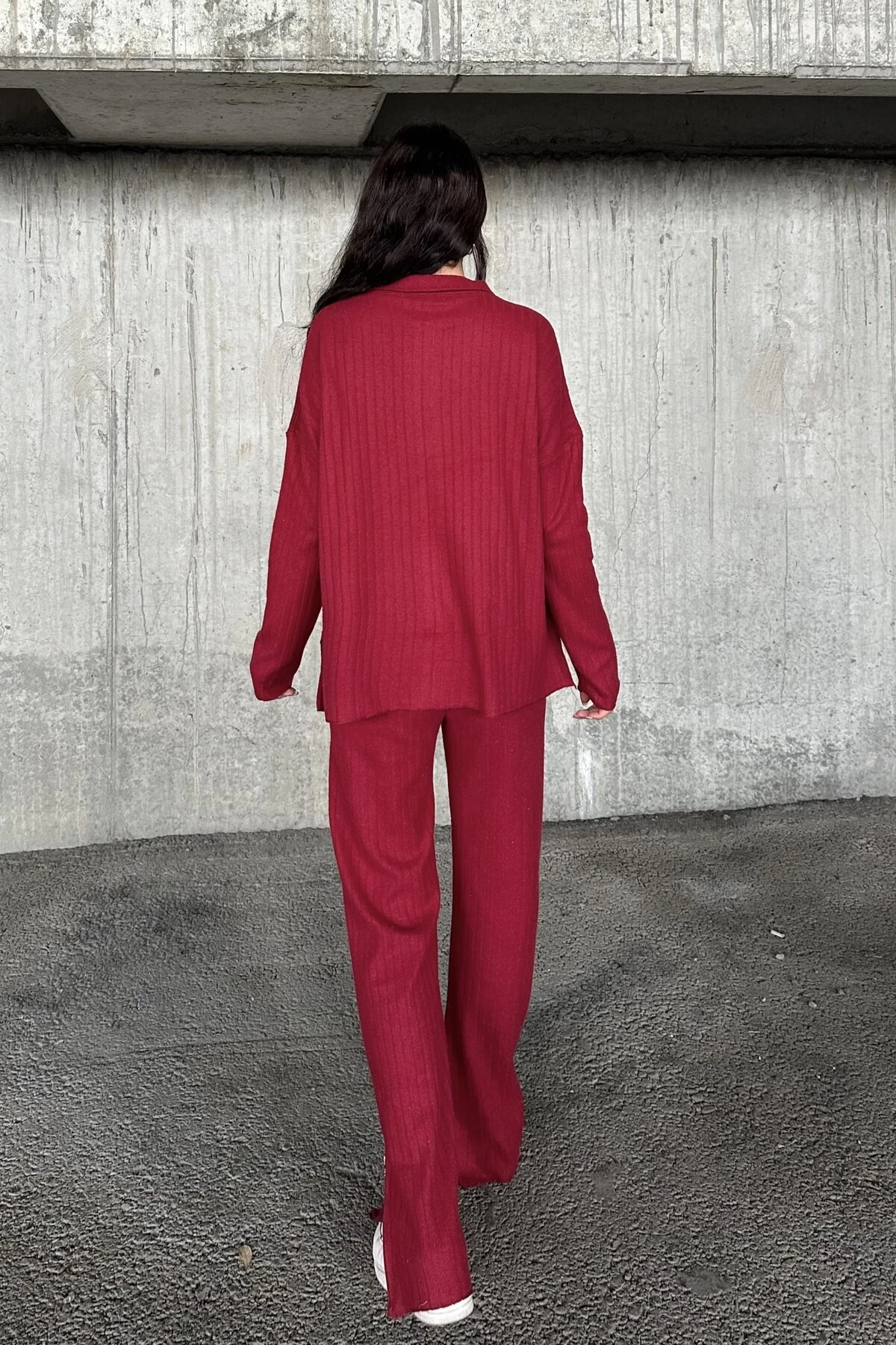 FERMUARLI YAKA UZUN KOL BLUZ, PAÇASI YIRTMAÇLI YANLARDAN FERMUARLI PANTOLON TAKIM