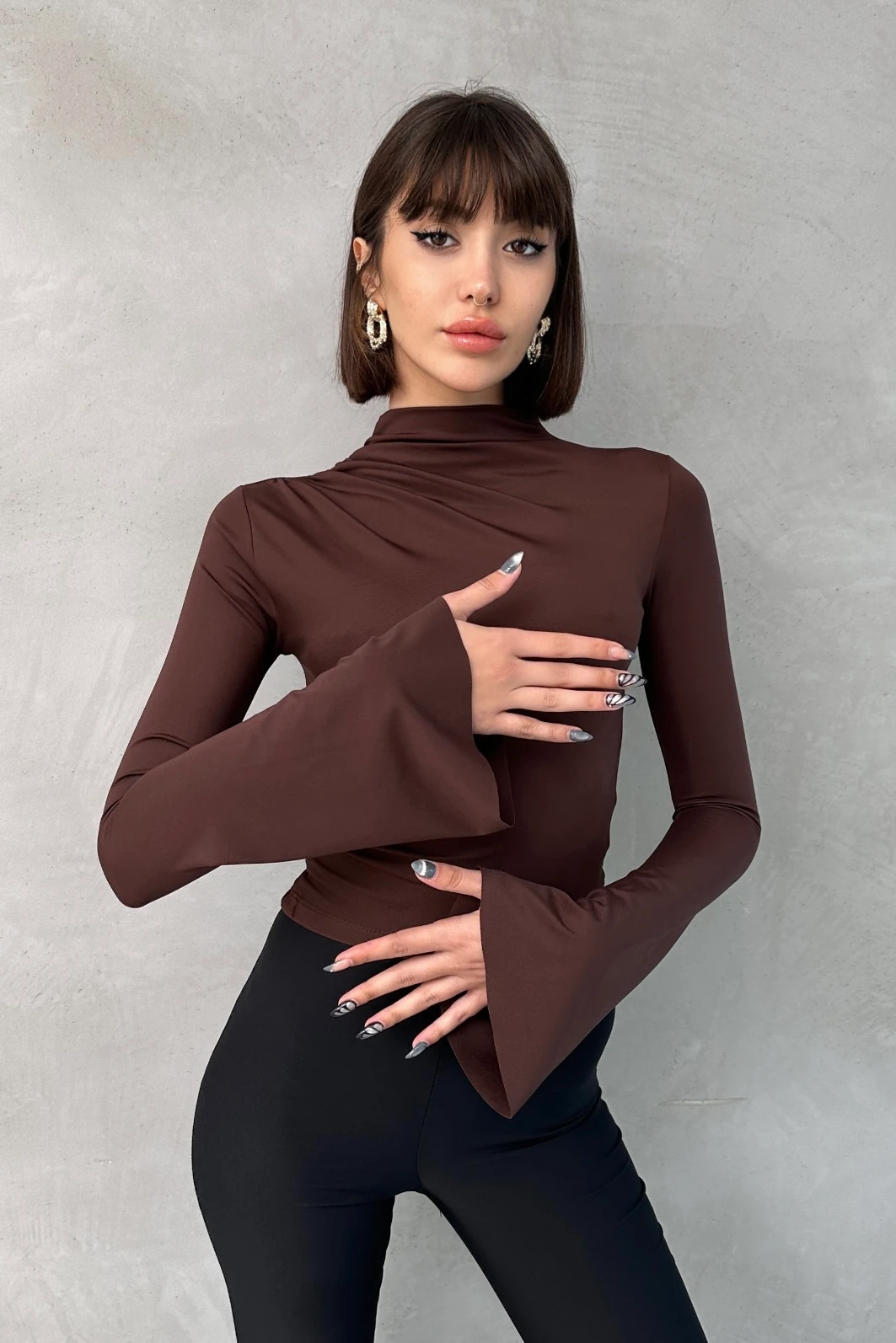 DİK YAKA BÜZGÜ DETAYLI İSPANYOL KOL BLUZ - acı kahve