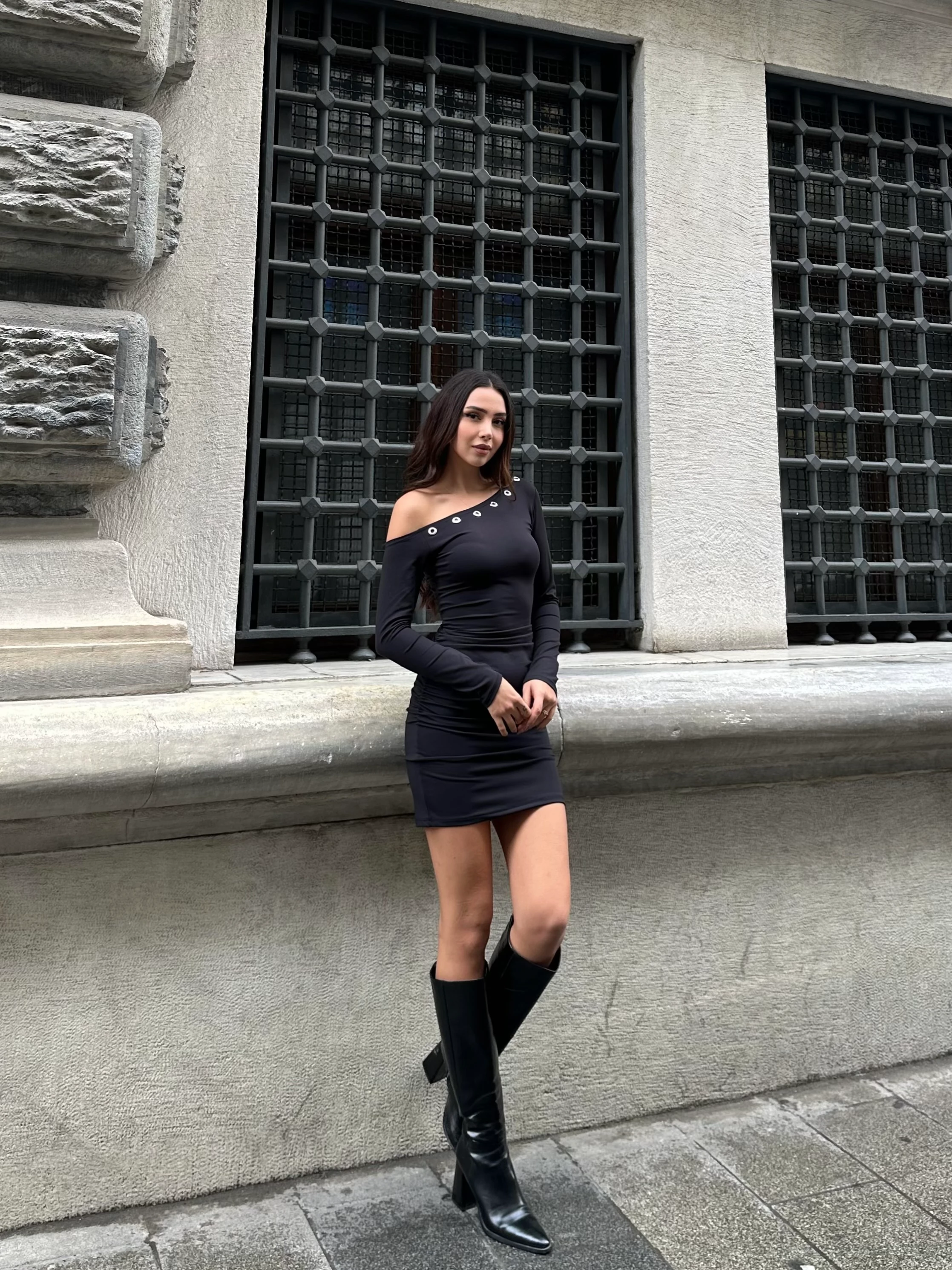 METAL HALKA DETAYLI, YANDAN BÜZGÜLÜ ASİMETRİK ELBİSE