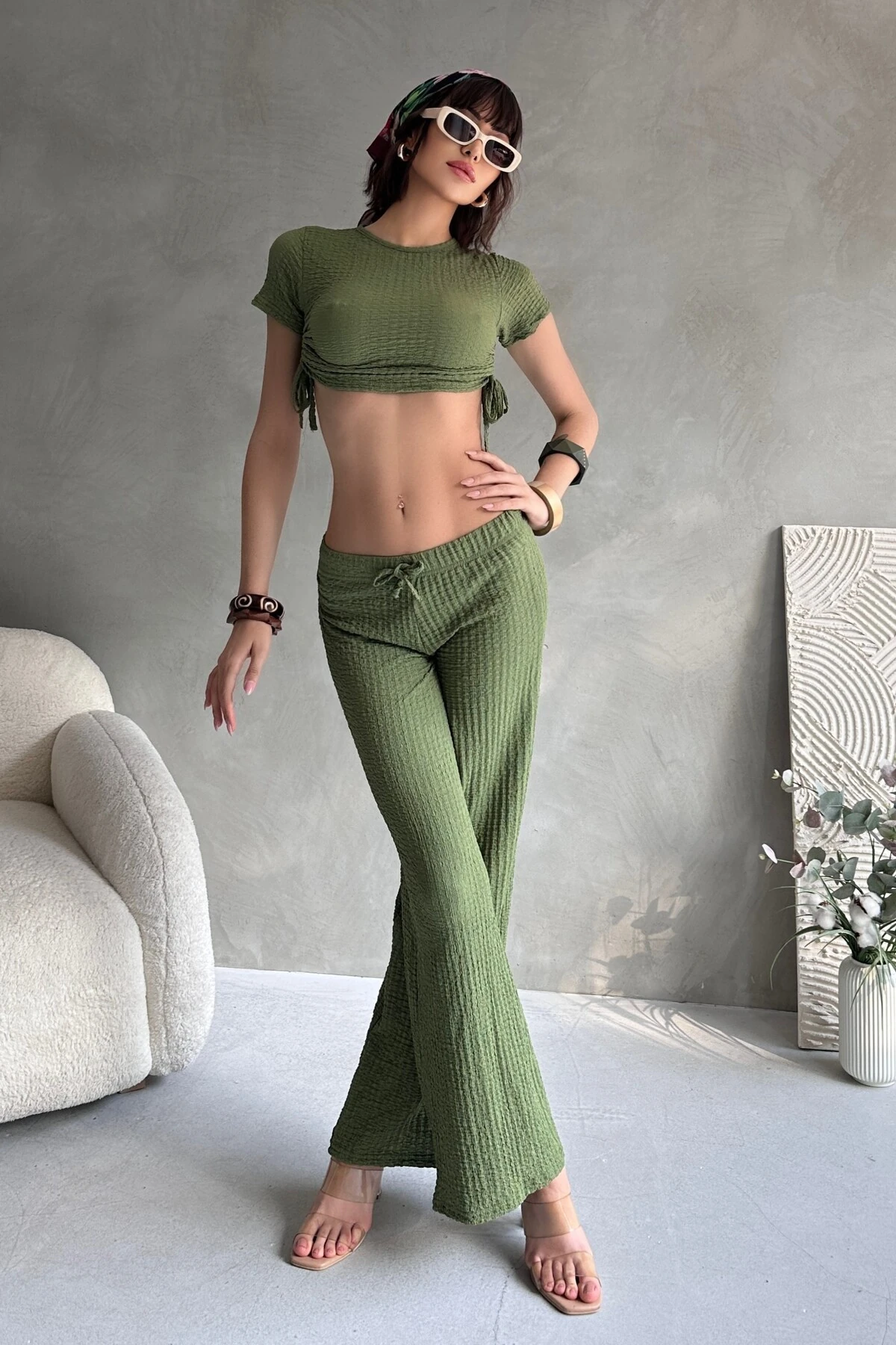 YANDAN BÜZGÜLÜ GOFRE KUMAŞ BELİ AYARLANABİLİR LASTİKLİ PANTOLONLU TAKIM