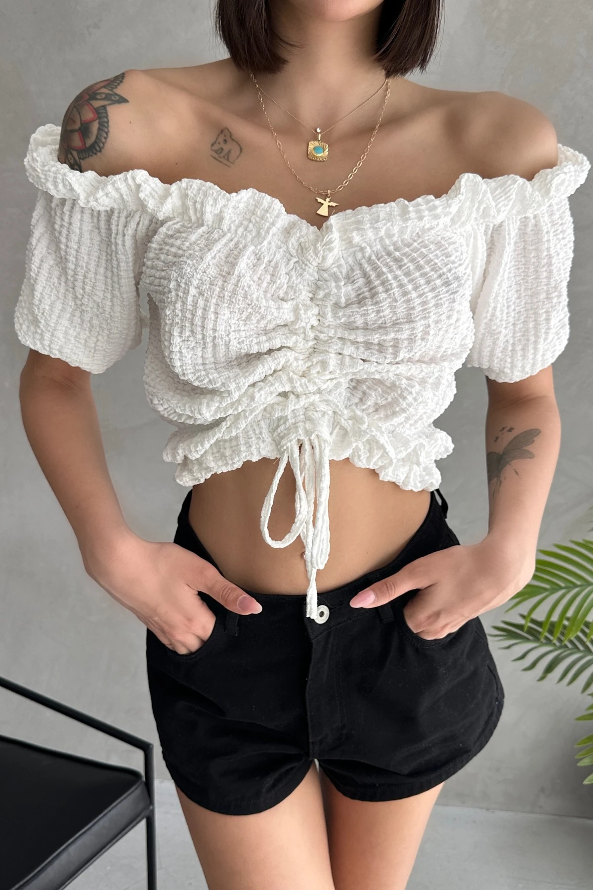 MADONNA YAKA GOFRE KUMAŞ ÖNDEN BÜZGÜLÜ BLUZ