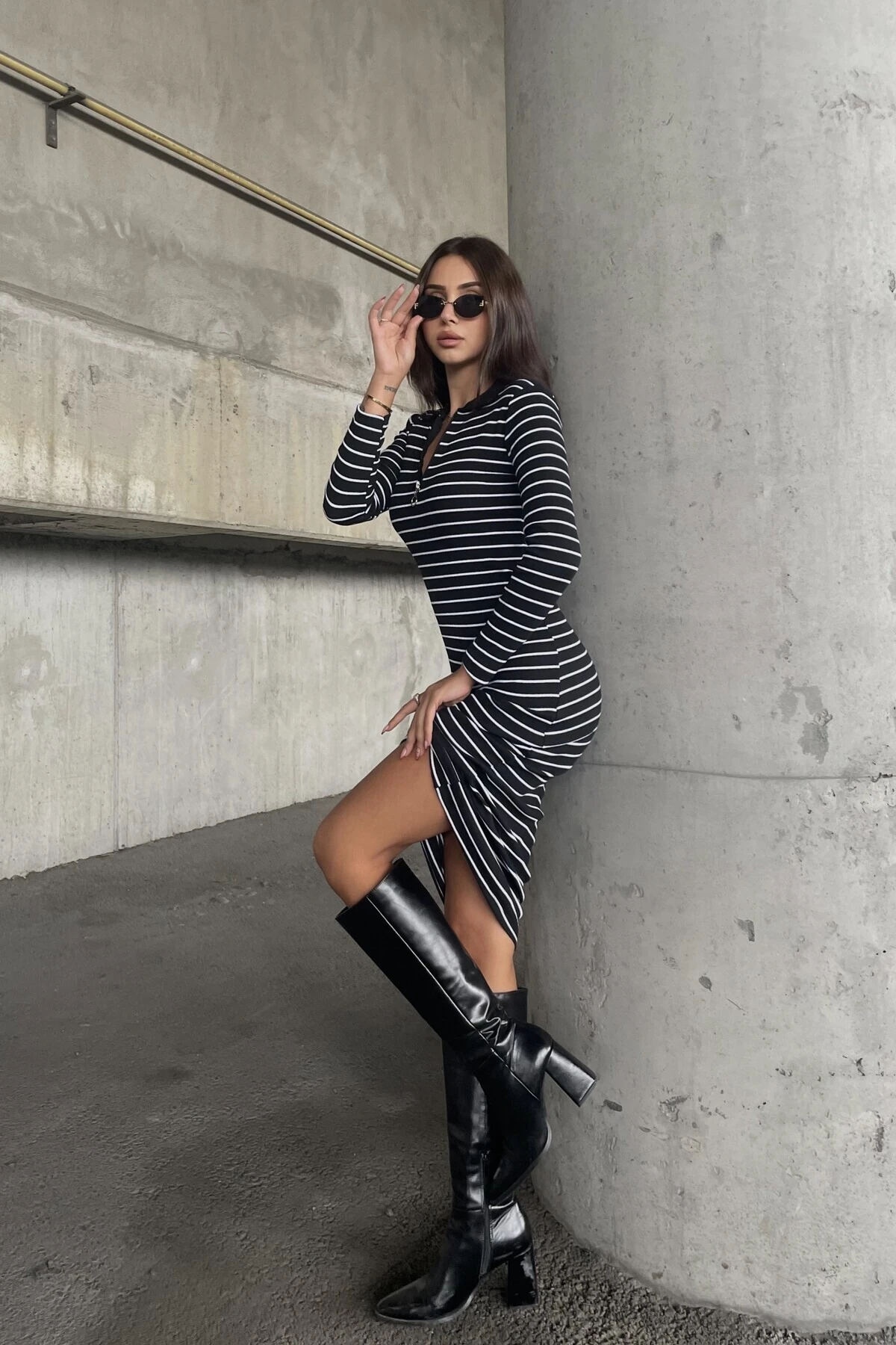 Kadın Siyah Beyaz Çizgili Fermuarlı Yaka Midi Elbise – Uzun Kollu