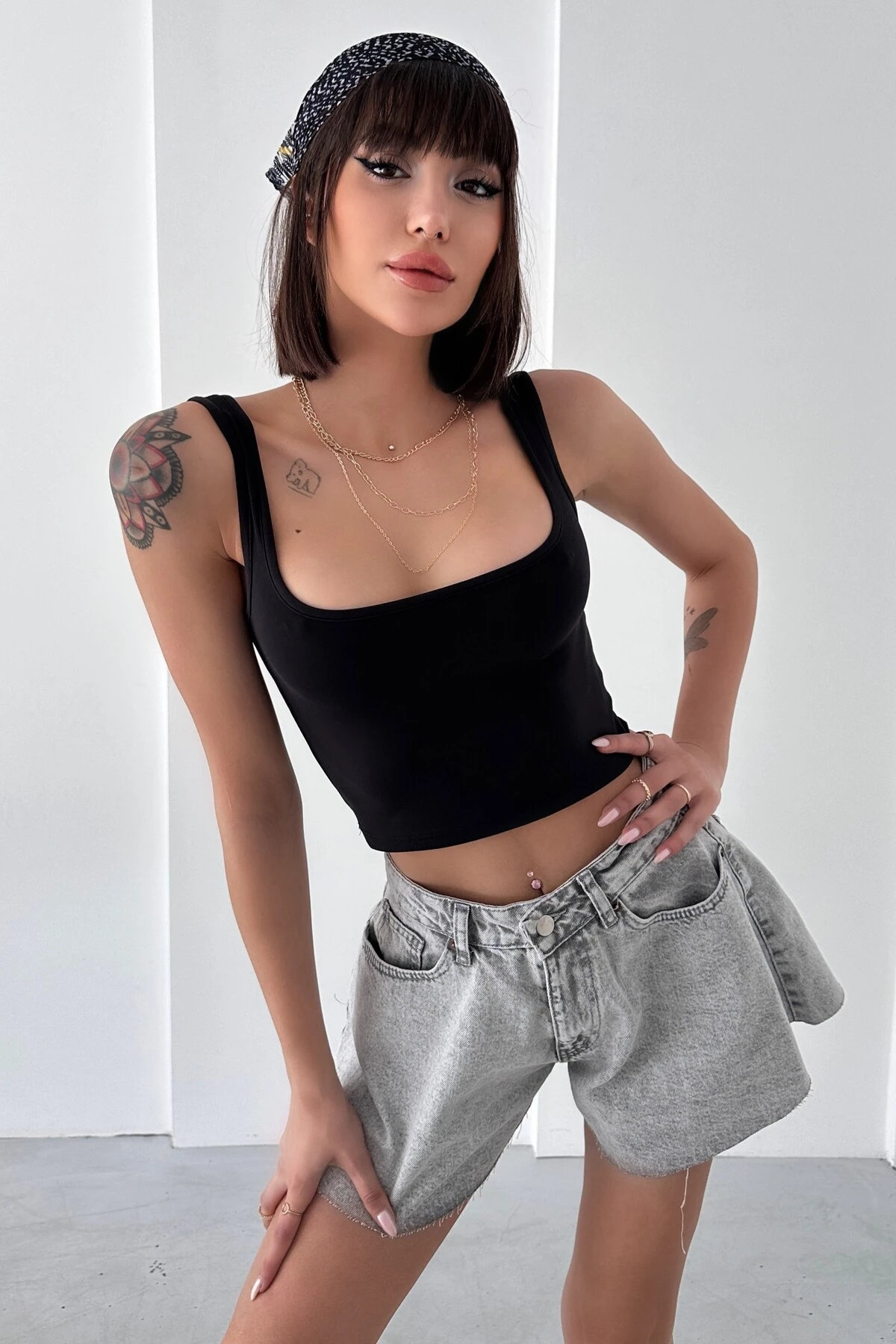 MODAL KUMAŞ KARE YAKA KALIN ASKILI SIRTI DEKOLTE CROP BODY - si̇yah