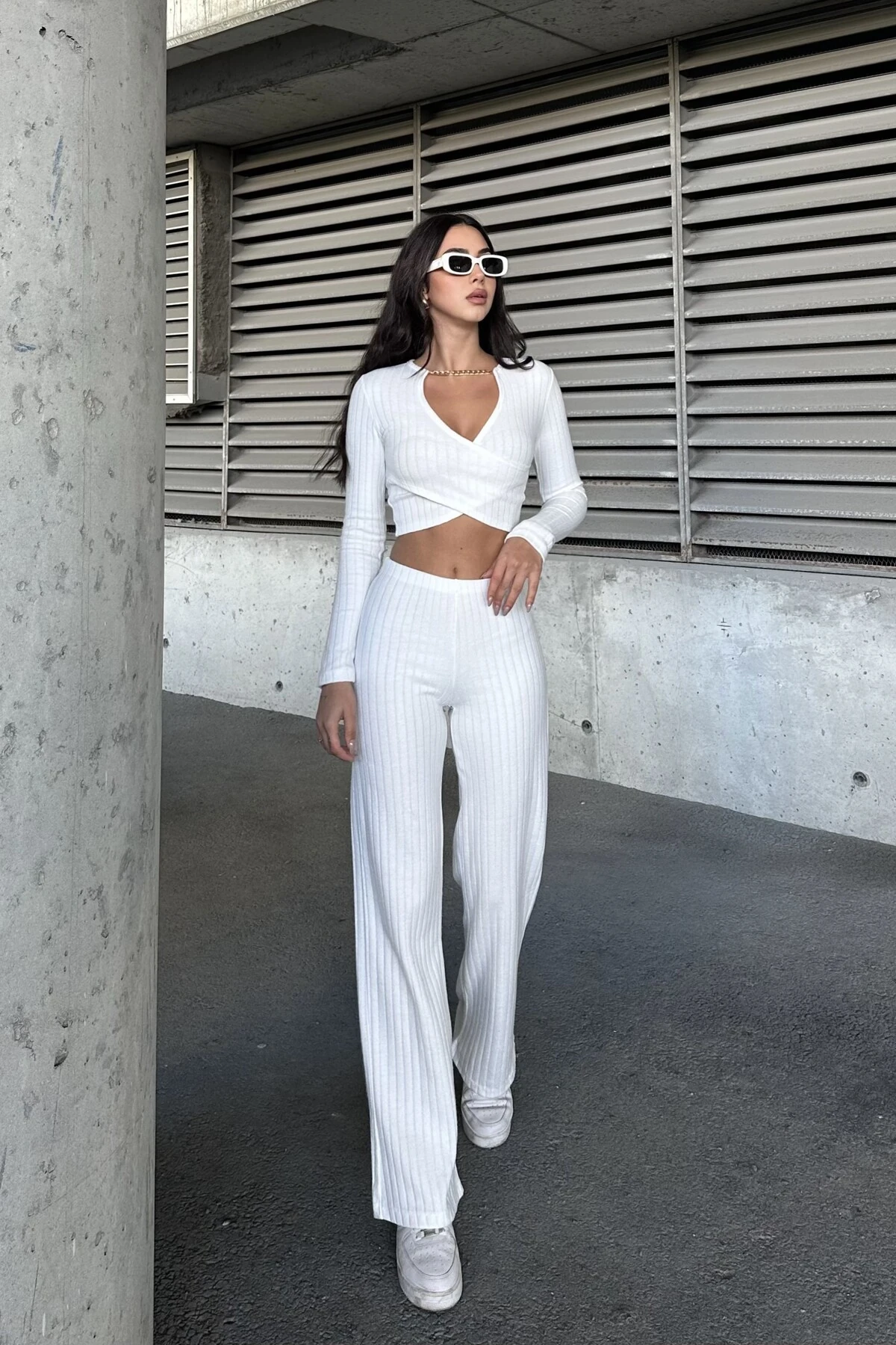 ZİNCİR DETAYLI UZUN KOL CROP,YÜKSEK BEL,ELASTİK BEL BANTLI PALAZZO PANTOLON TAKIM - ekru