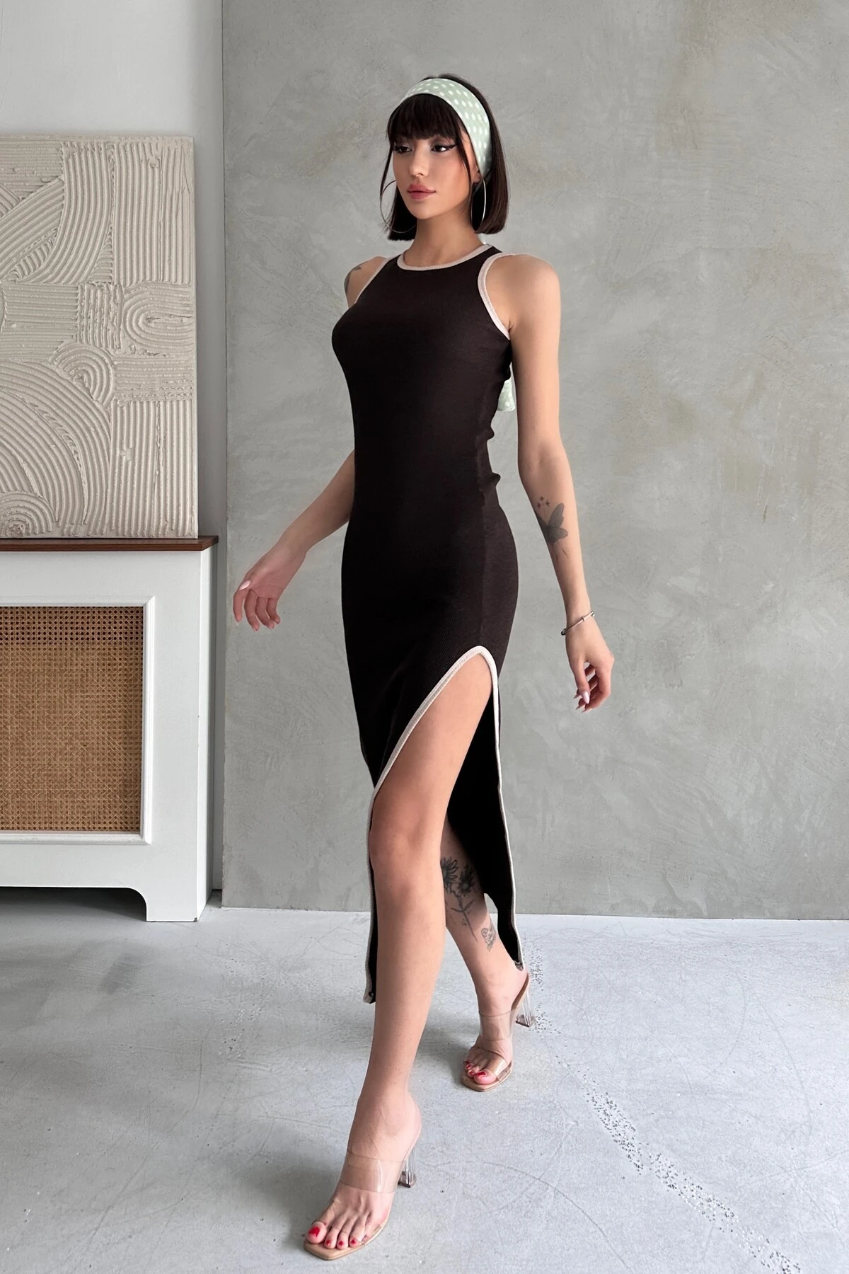 ZIT BİYE DETAYLI YIRTMAÇLI UZUN ELBİSE