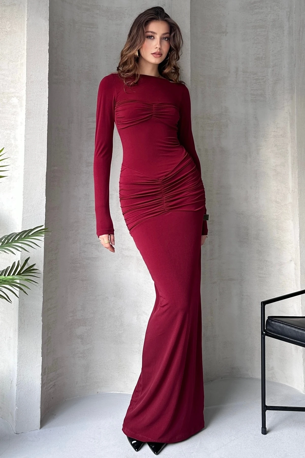 GÖĞÜS VE BELİ DRAPE BÜZGÜLÜ UZUN KOL SANDY ELBİSE