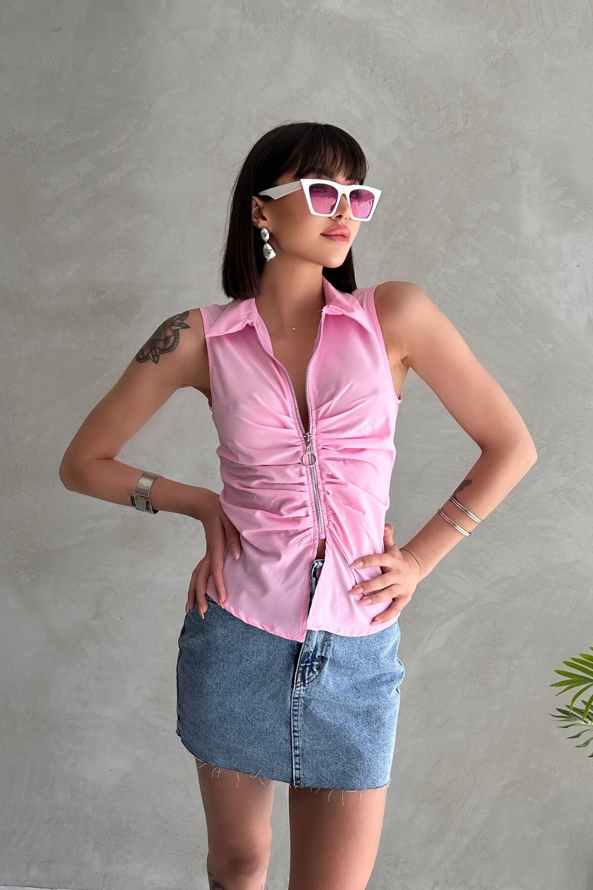 FERMUARLI BÜZGÜ DETAY GÖMLEK YAKA KOLSUZ BLUZ - pembe