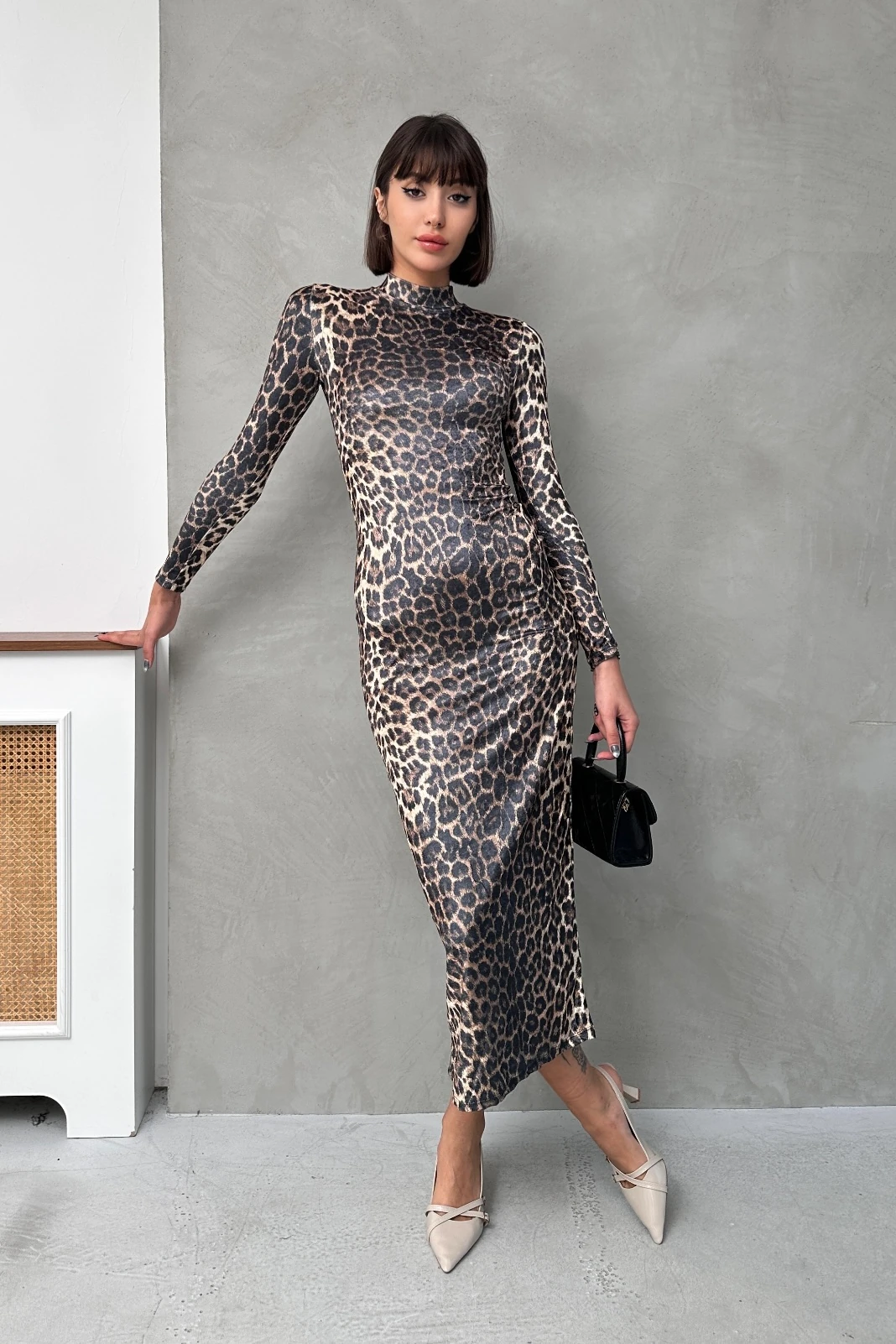 DİK YAKA LEOPAR DESENLİ KADİFE DOKULU ELBİSE