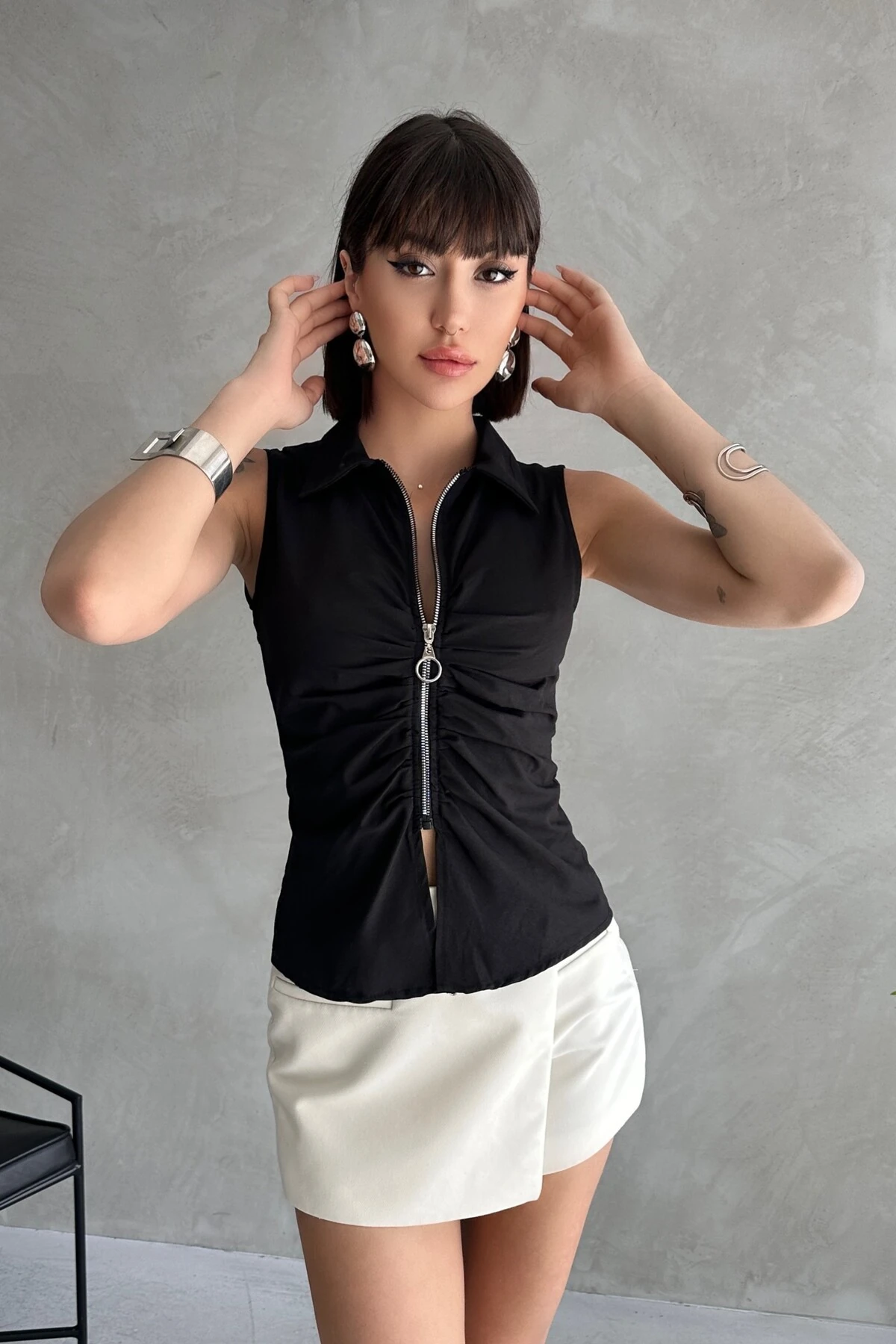 FERMUARLI BÜZGÜ DETAY GÖMLEK YAKA KOLSUZ BLUZ - si̇yah