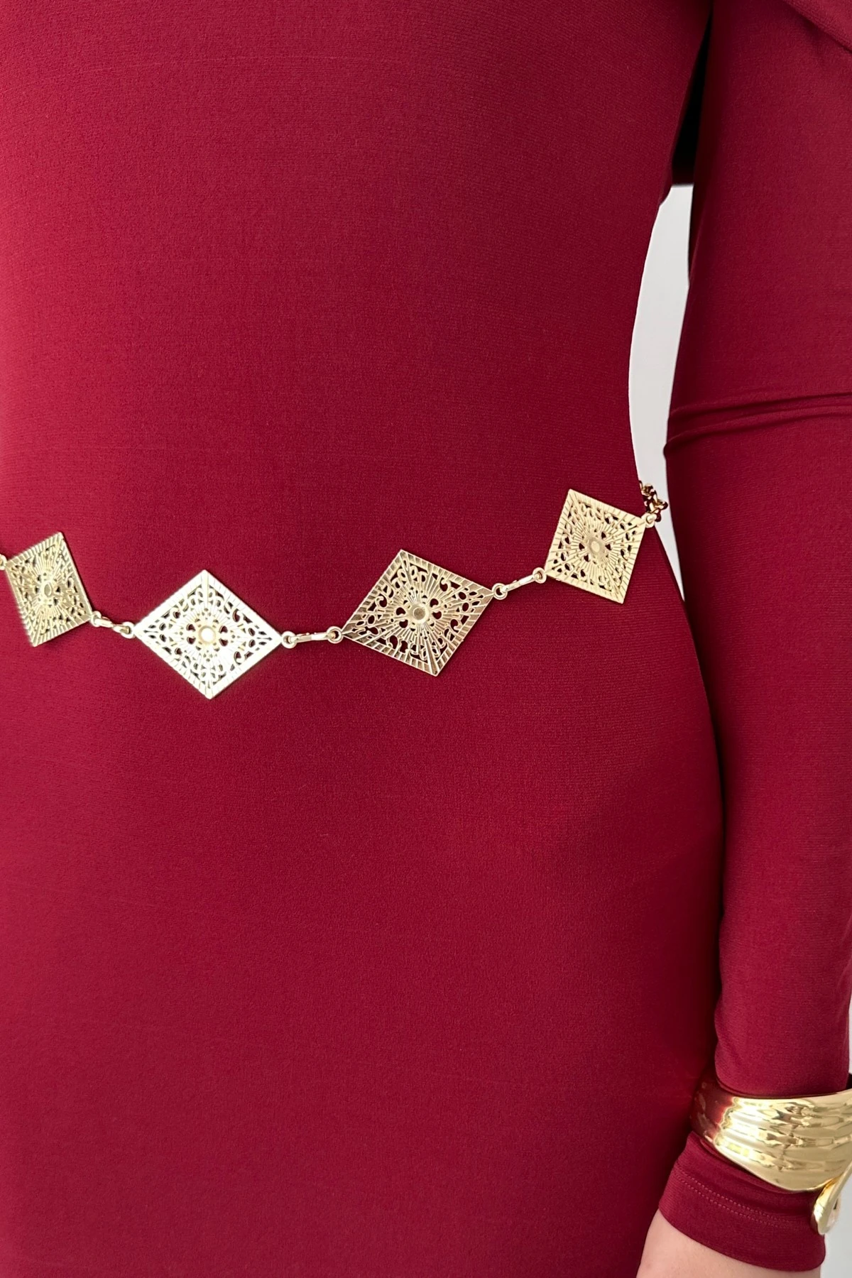 Geometrik Desenli Tasarım Gold Zincir Kemer