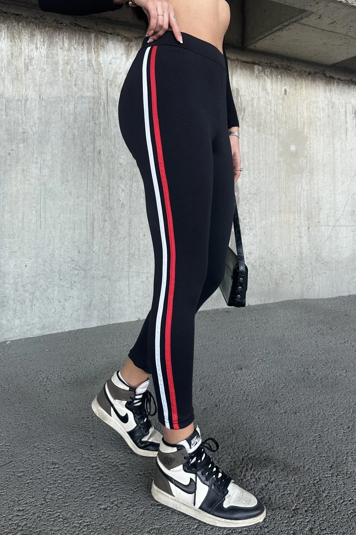 Siyah Yan Çizgili Sporcu Tayt – Kırmızı Beyaz Şeritli Ribana Yüksek Bel