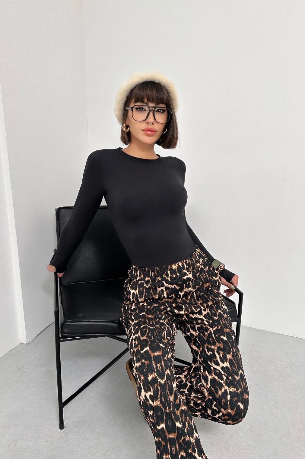 JANE 2' li TAKIM - MODAL KUMAŞ PARMAK GEÇİRMELİ UZUN KOL BODY, LEOPAR DESENLİ BÜRÜMCÜK PALAZZO PANTOLON TAKIM