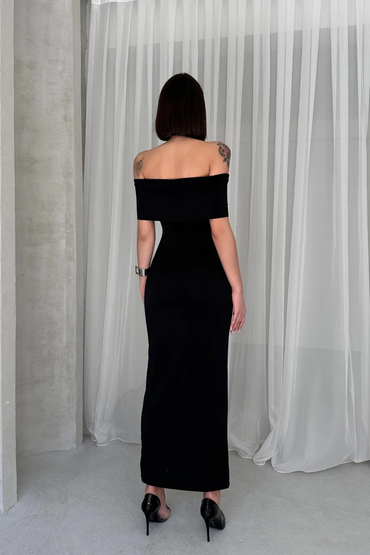 SCARLET MADONNA YAKA TAŞ DETAYLI SANDY ELBİSE