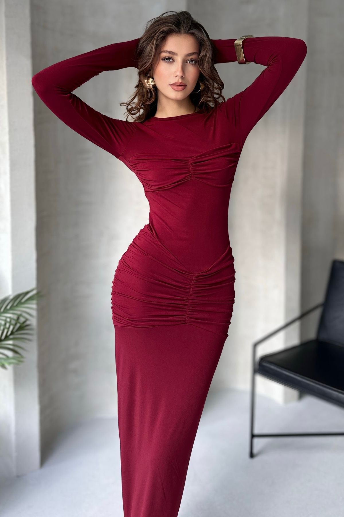 GÖĞÜS VE BELİ DRAPE BÜZGÜLÜ UZUN KOL SANDY ELBİSE - bordo