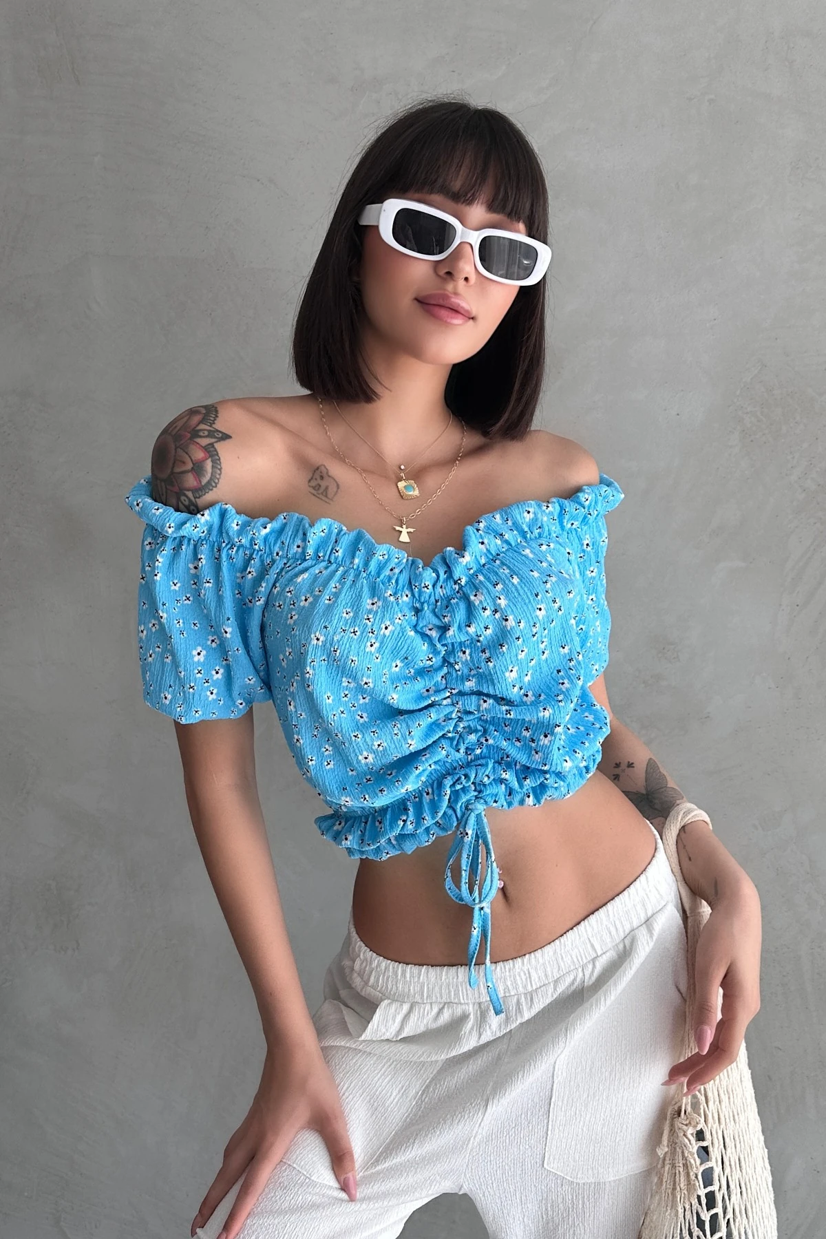 YAZLIK ÇİÇEK DESENLİ MADONNA YAKA ÖNDEN BÜZGÜLÜ BÜRÜMCÜK BLUZ