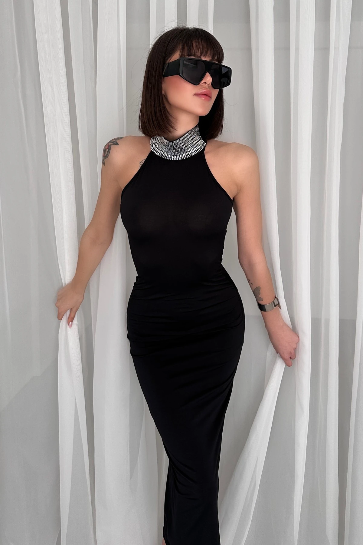 VİCTORİA DİK YAKA BOĞAZI TAŞ DETAYLI SANDY ELBİSE