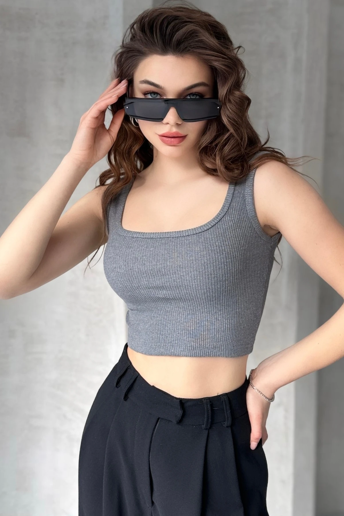 U YAKA, FİTİLLİ GÖRÜNÜMLÜ, KALIN ASKILI, KAŞKORSE CROP ATLET - füme