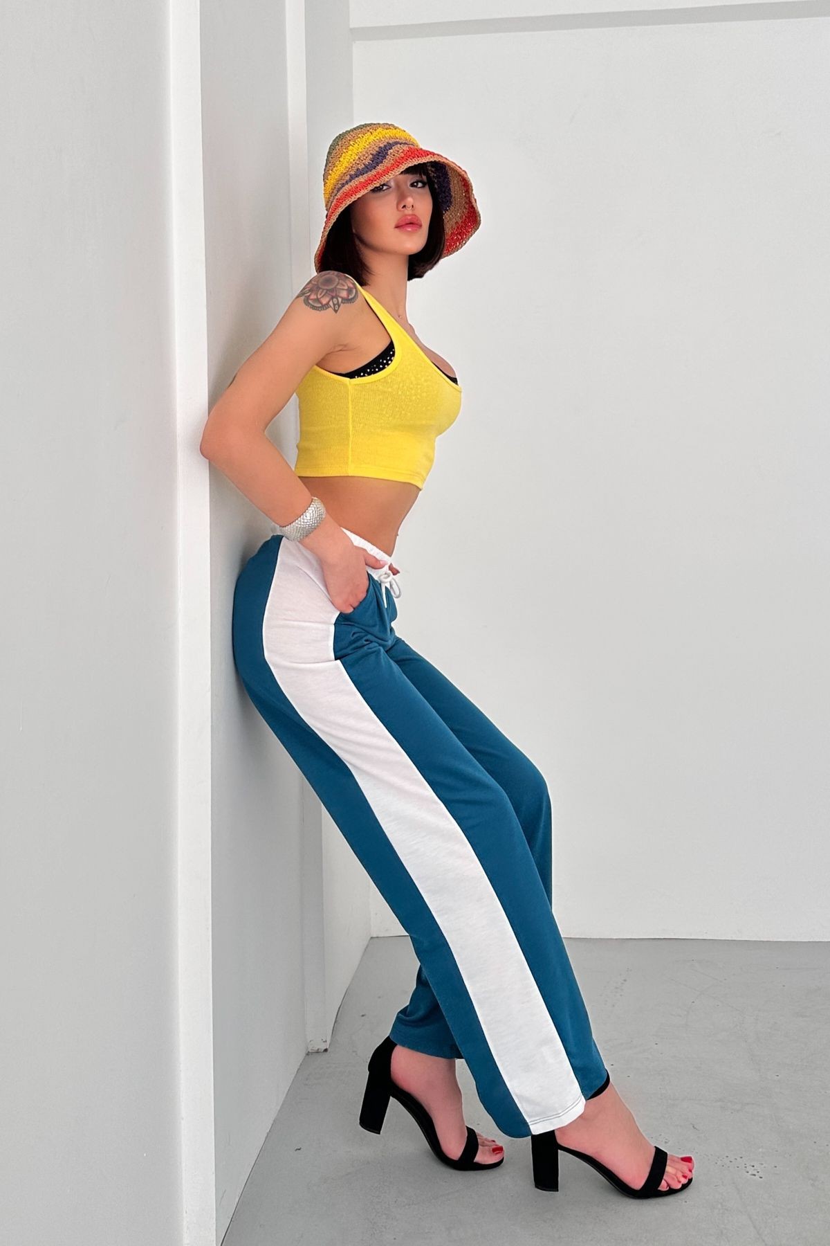 MONA BEL ve YAN KONTRAST BLOK PANELLİ BELİ LASTİKLİ, RAHAT PANTOLON - i̇ndi̇go