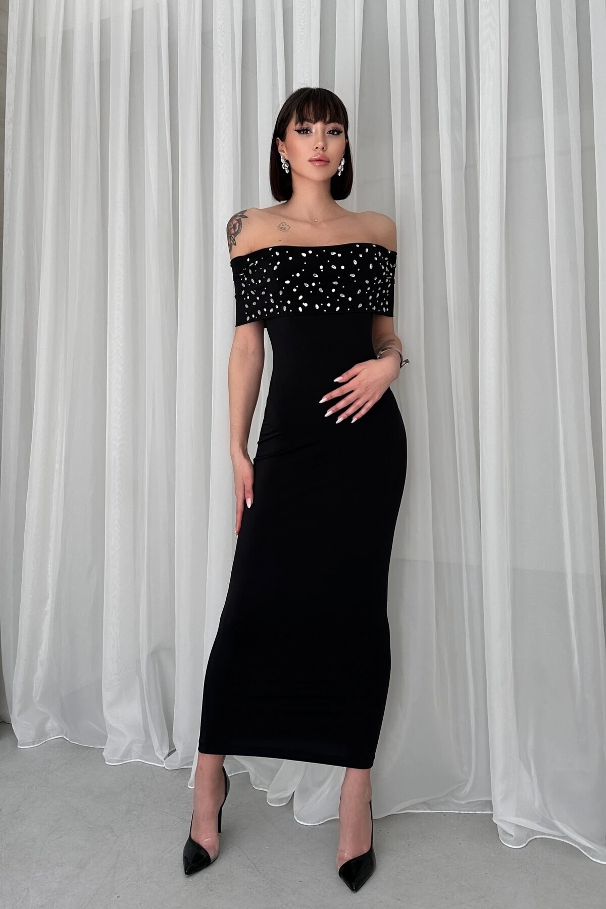 SCARLET MADONNA YAKA TAŞ DETAYLI SANDY ELBİSE