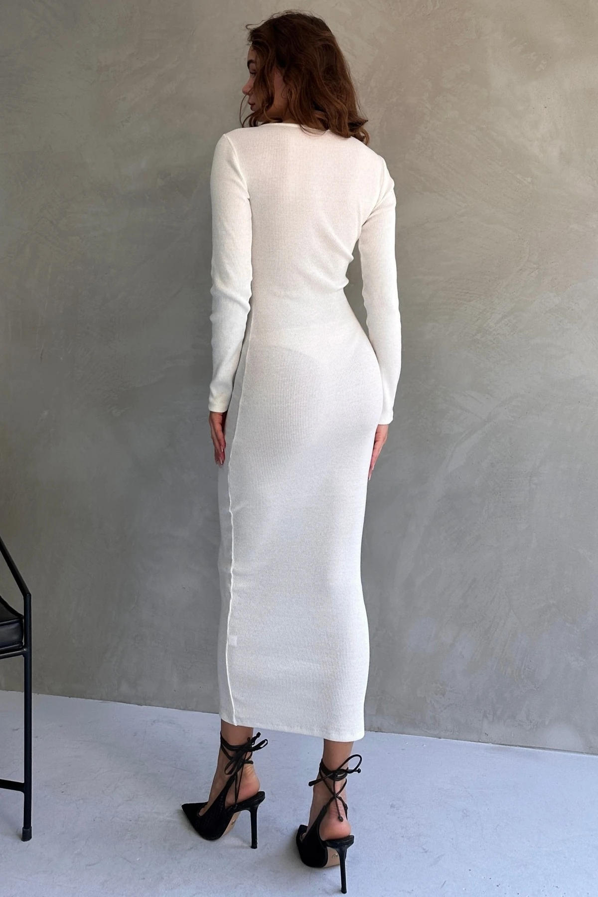 FİYONK AKSESUAR DETAYLI UZUN KOL KAŞKORSE UZUN ELBİSE