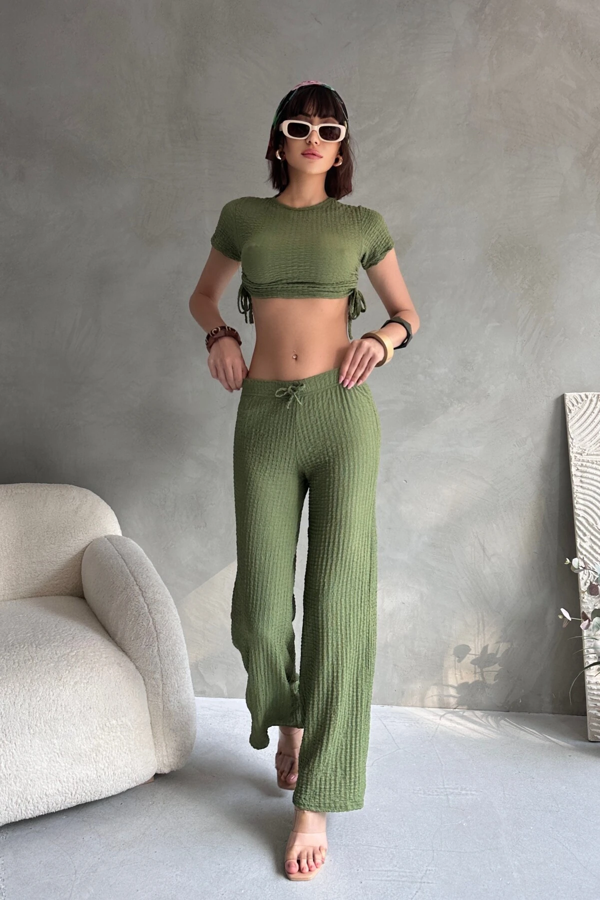 YANDAN BÜZGÜLÜ GOFRE KUMAŞ BELİ AYARLANABİLİR LASTİKLİ PANTOLONLU TAKIM