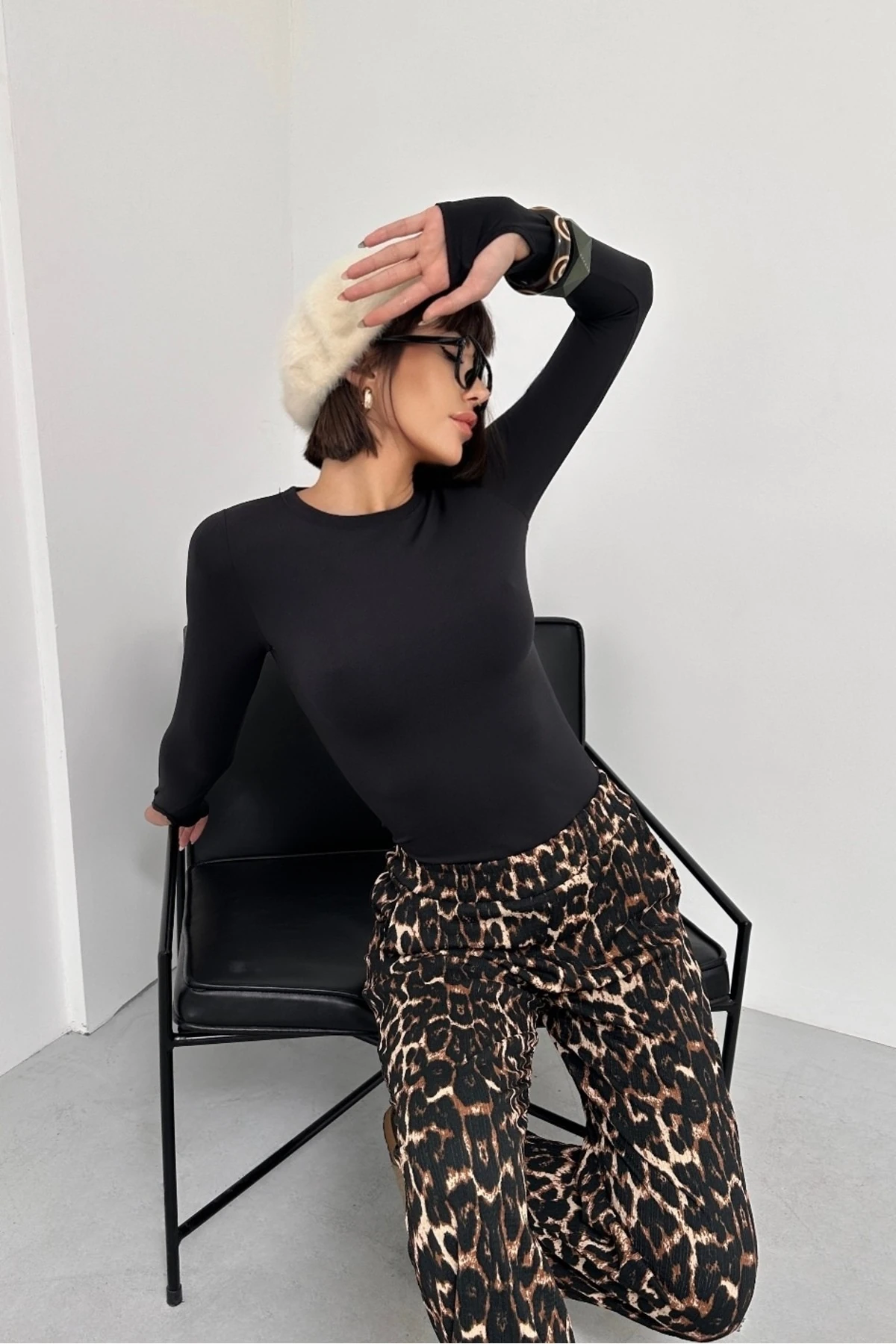 MODAL KUMAŞ PARMAK GEÇİRMELİ UZUN KOL BODY, LEOPAR DESENLİ BÜRÜMCÜK PALAZZO PANTOLON TAKIM