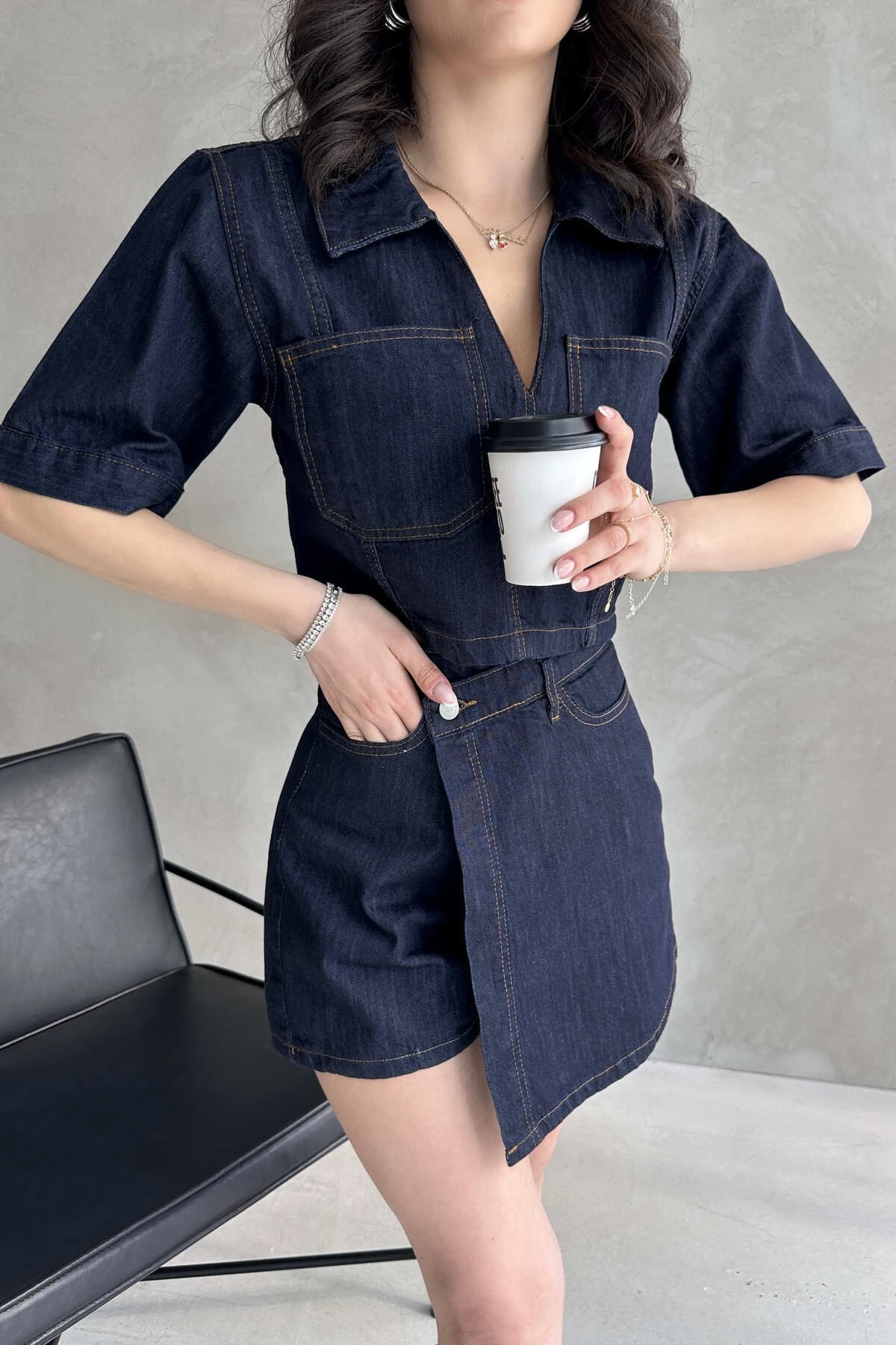 V YAKA YARIM KOL BLUZ, KRUVAZE ŞORT ETEKLİ DENİM TAKIM