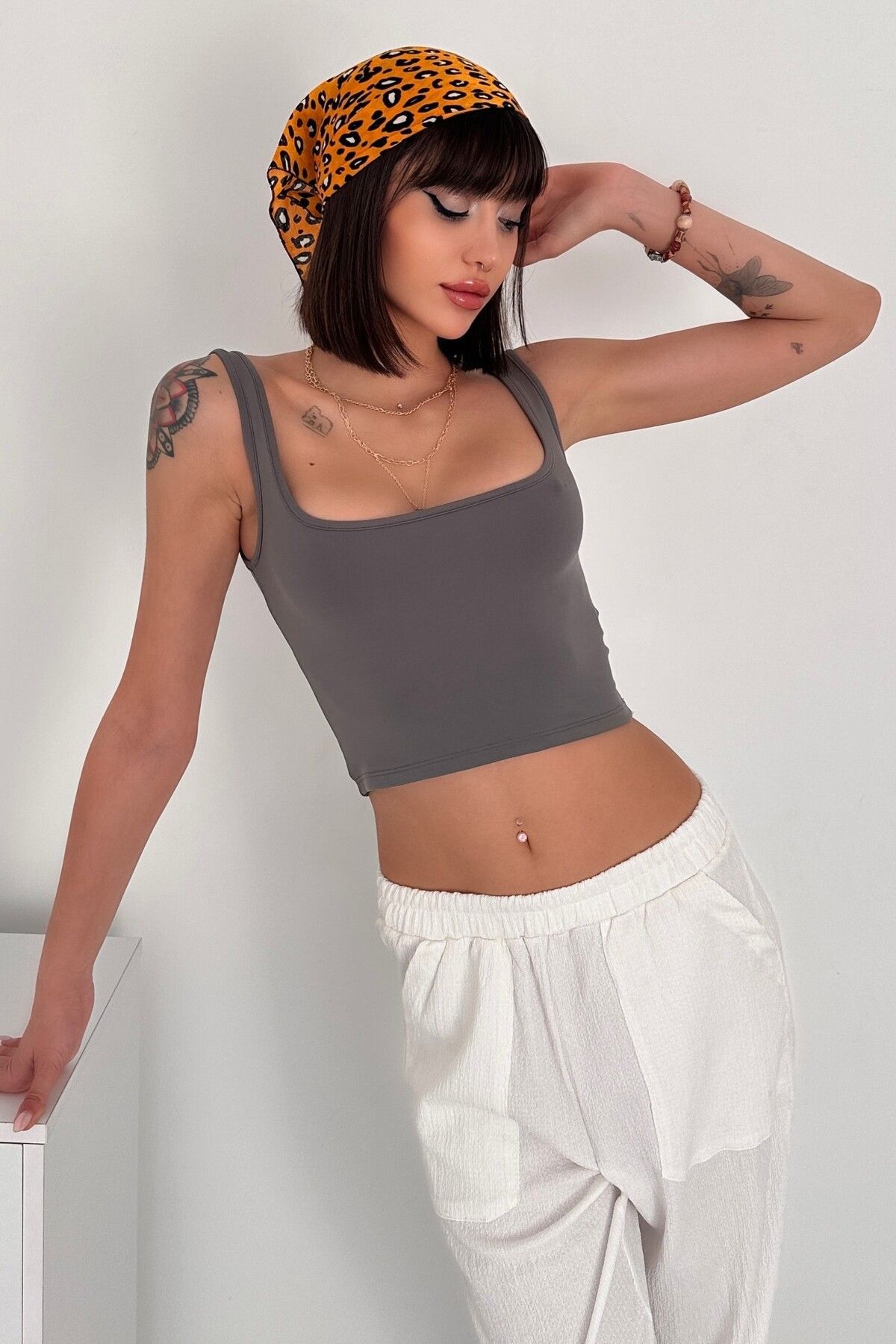 MODAL KUMAŞ KARE YAKA KALIN ASKILI SIRTI DEKOLTE CROP BODY