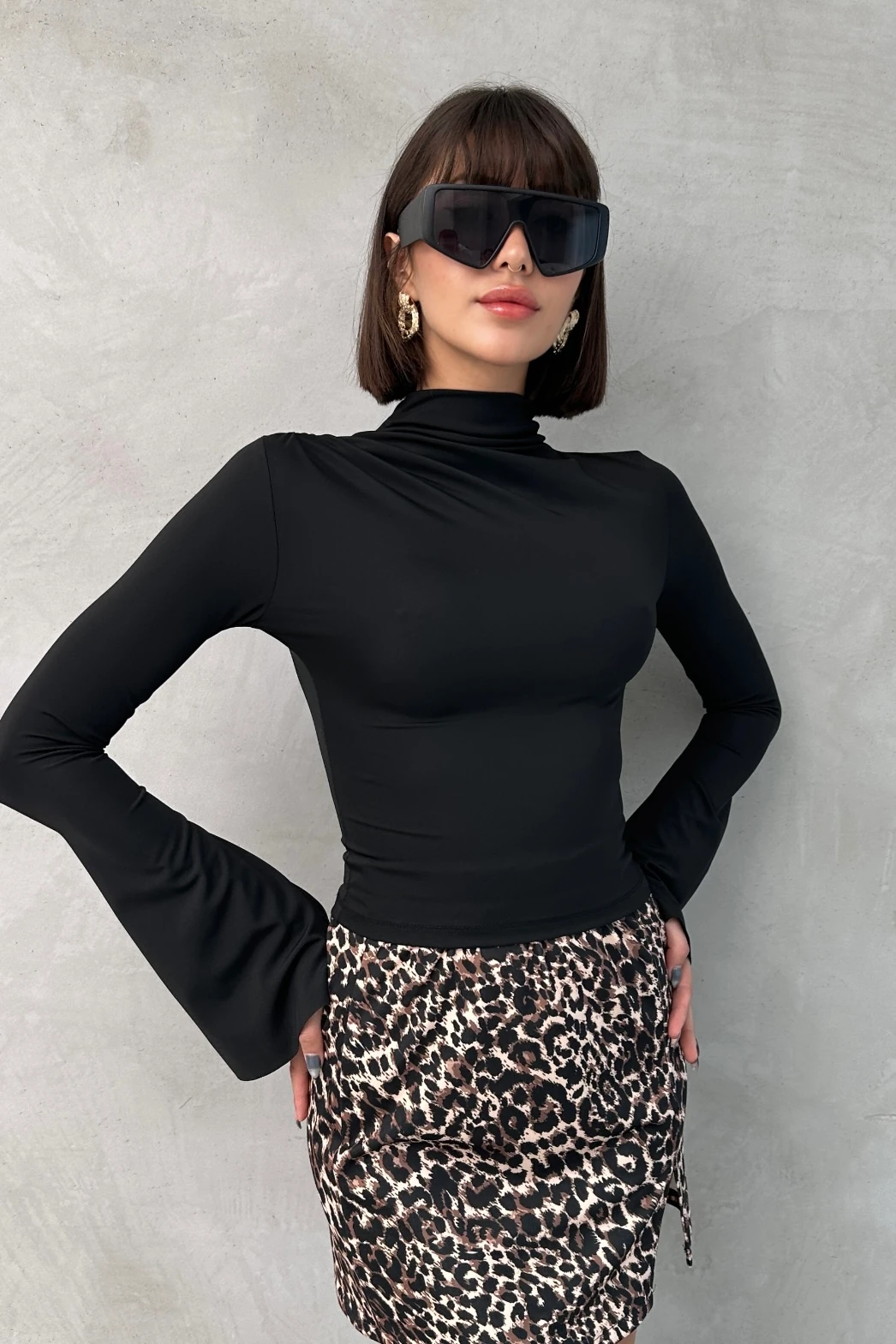 DİK YAKA BÜZGÜ DETAYLI İSPANYOL KOL BLUZ