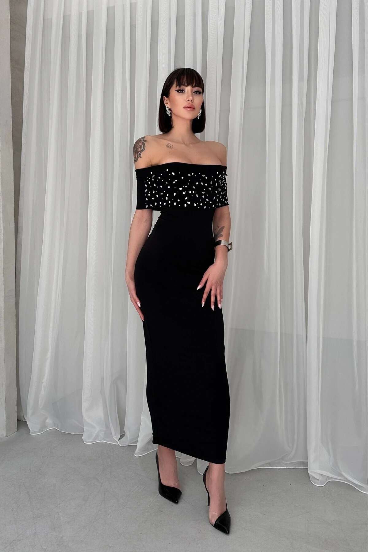 SCARLET MADONNA YAKA TAŞ DETAYLI SANDY ELBİSE