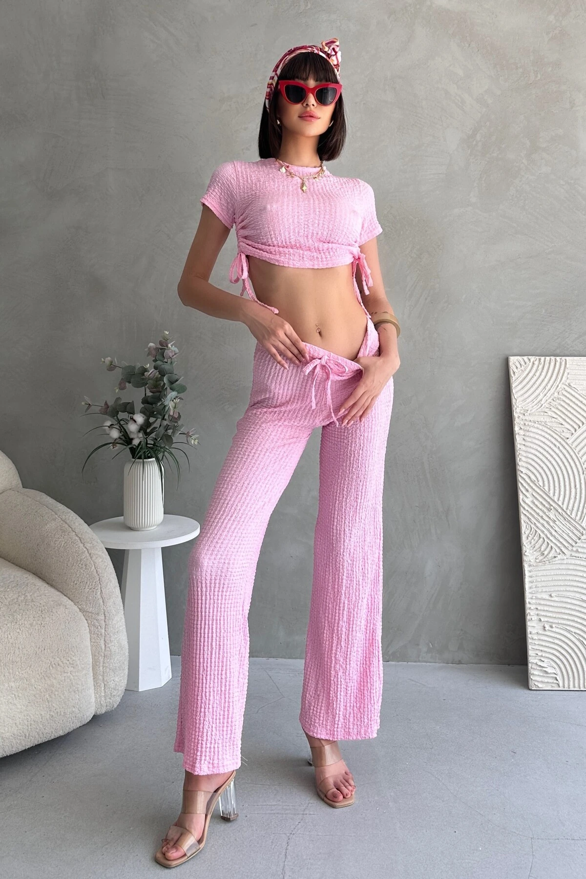 YANDAN BÜZGÜLÜ GOFRE KUMAŞ BELİ AYARLANABİLİR LASTİKLİ PANTOLONLU TAKIM - pembe