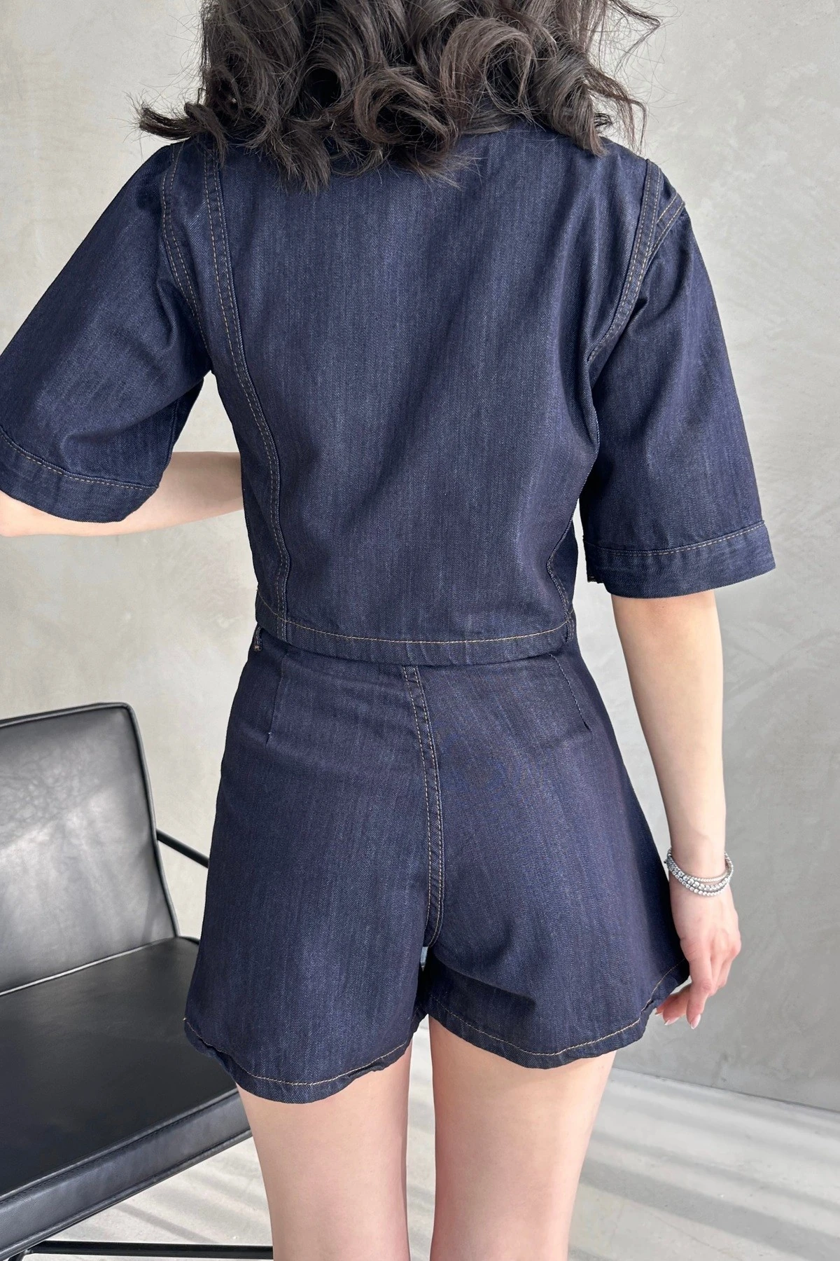 V YAKA YARIM KOL BLUZ, KRUVAZE ŞORT ETEKLİ DENİM TAKIM
