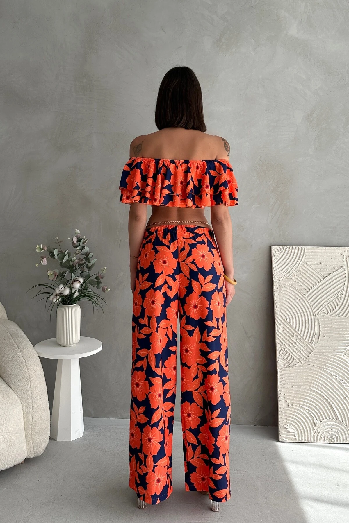 ÇİÇEK DESENLİ MADONNA YAKA CROP, BELİ LASTİKLİ PANTOLON TAKIM