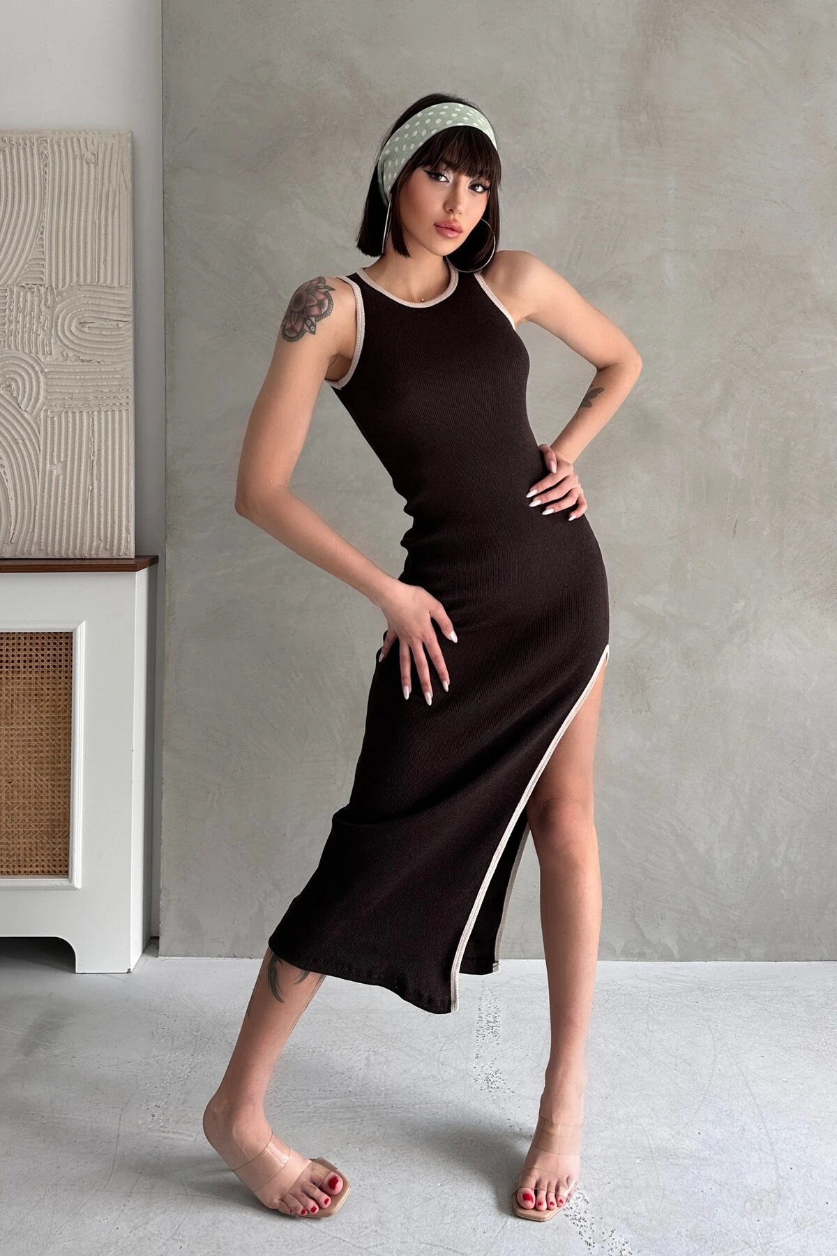 ZIT BİYE DETAYLI YIRTMAÇLI UZUN ELBİSE