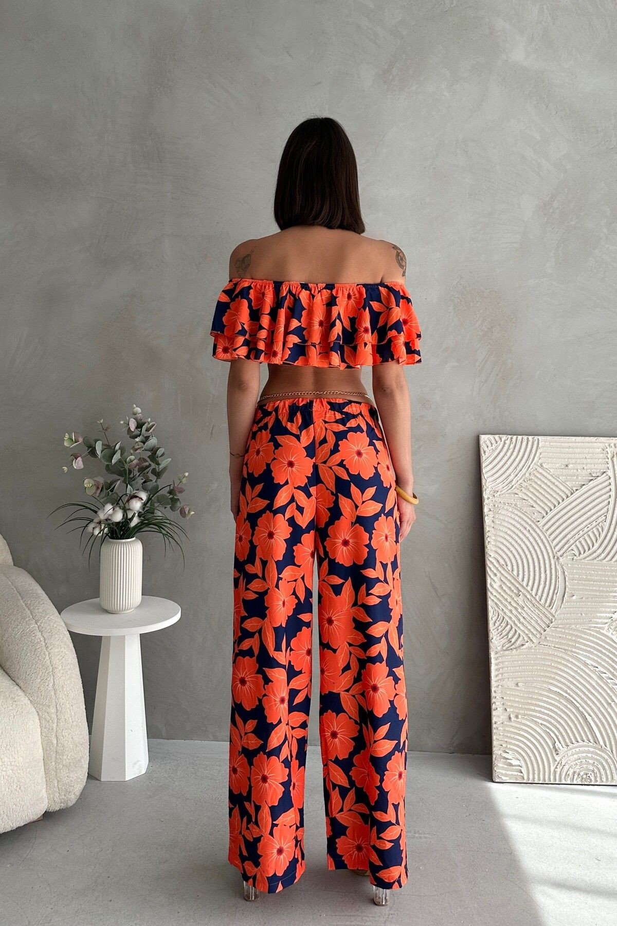 ÇİÇEK DESENLİ MADONNA YAKA CROP, BELİ LASTİKLİ PANTOLON TAKIM