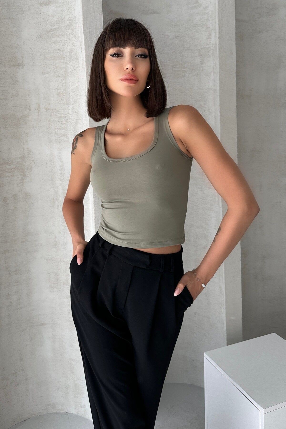 MODAL KUMAŞ U YAKA KALIN ASKILI SIRTI KAPALI CROP BODY